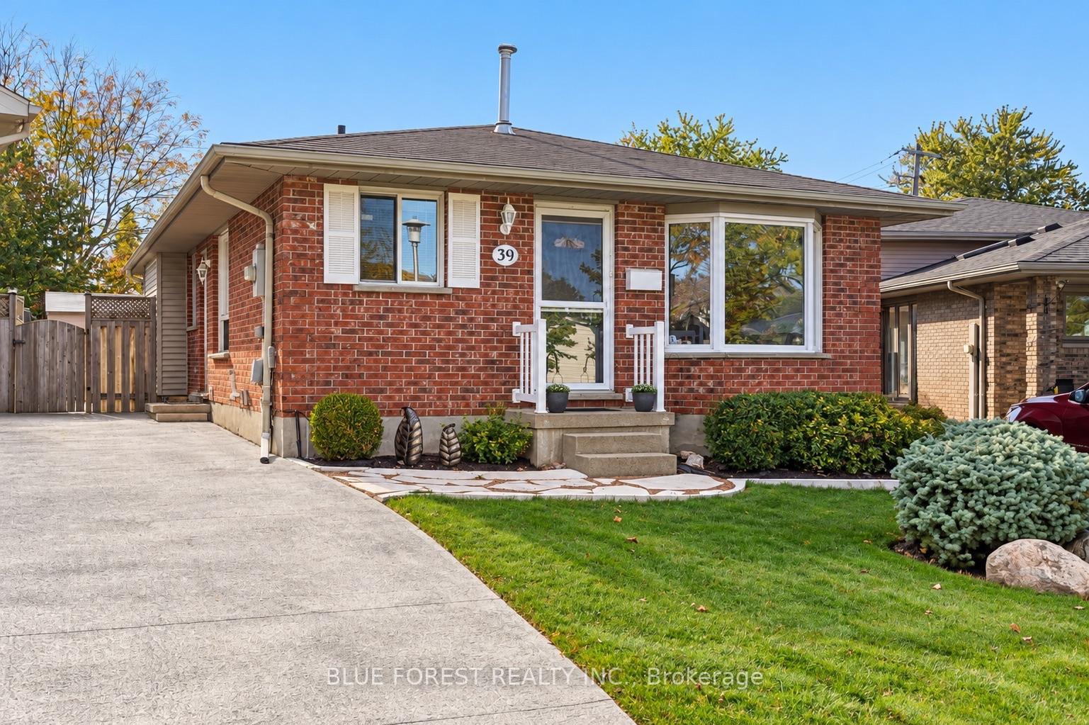 Photo 2 of 39 Gerald Crescent, London, South J — HOMEH