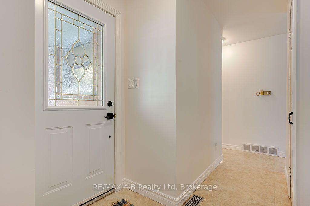 Photo 7 of 118 Feick Crescent, Stratford — HOMEH