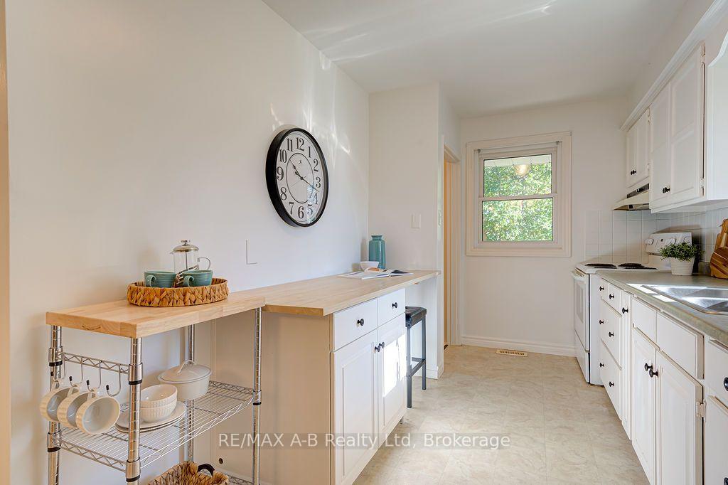 Photo 17 of 118 Feick Crescent, Stratford — HOMEH