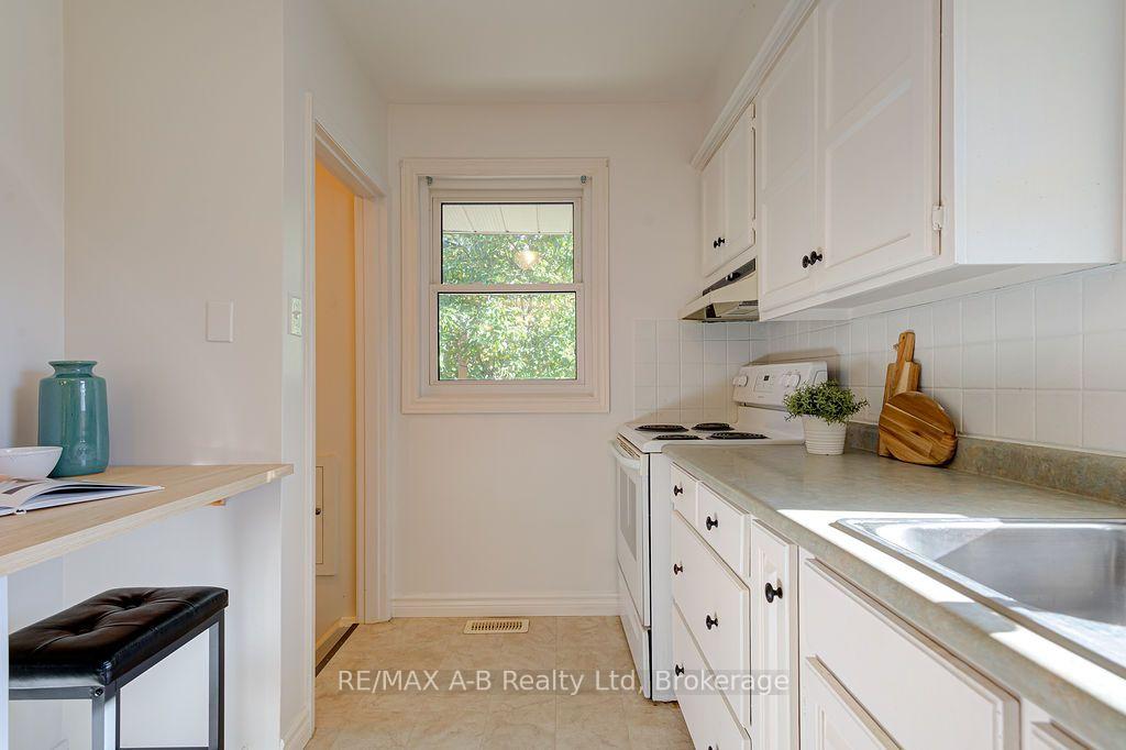 Photo 18 of 118 Feick Crescent, Stratford — HOMEH