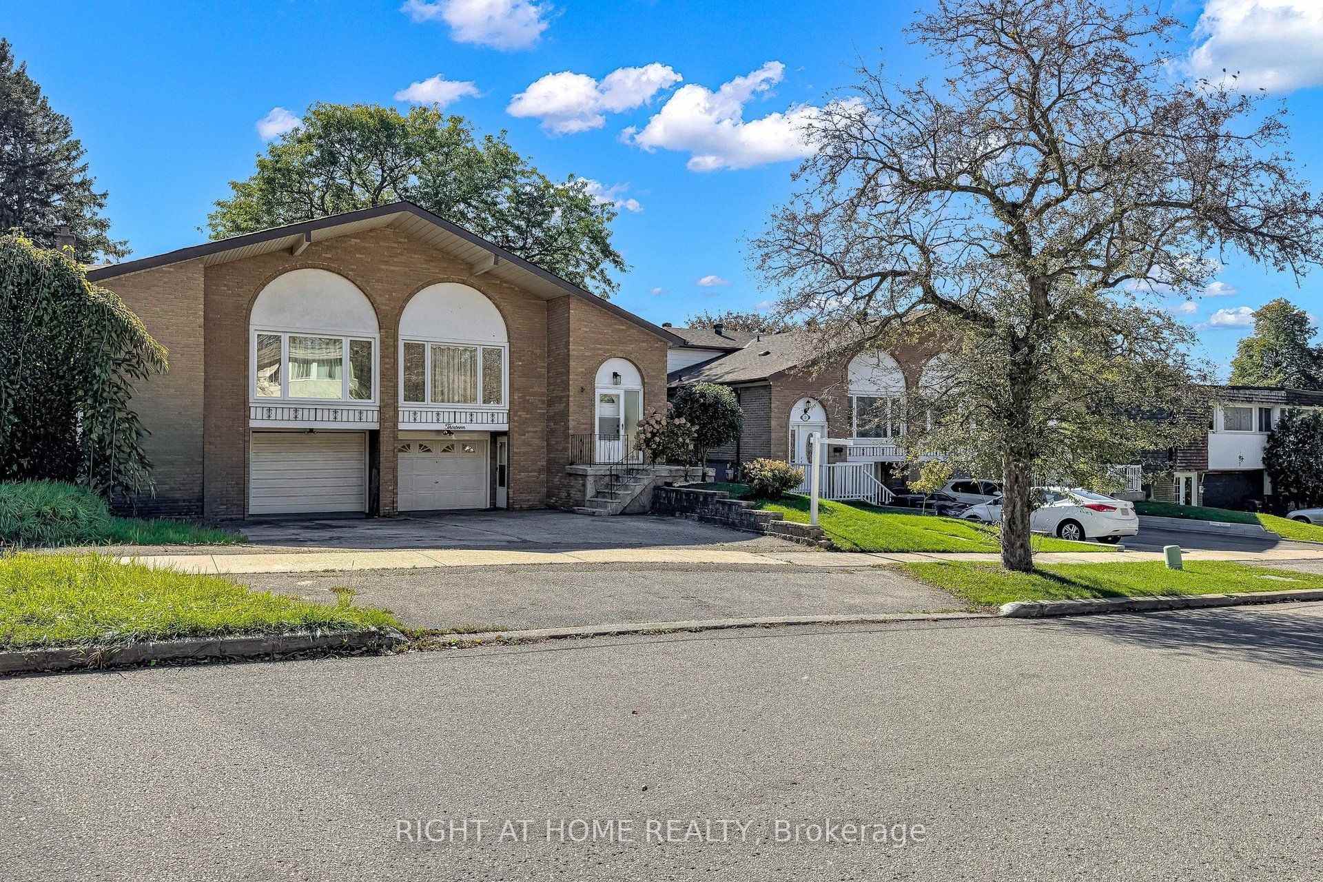 Photo 3 of 13 Clancy Drive, North York, Don Valley Village — HOMEH