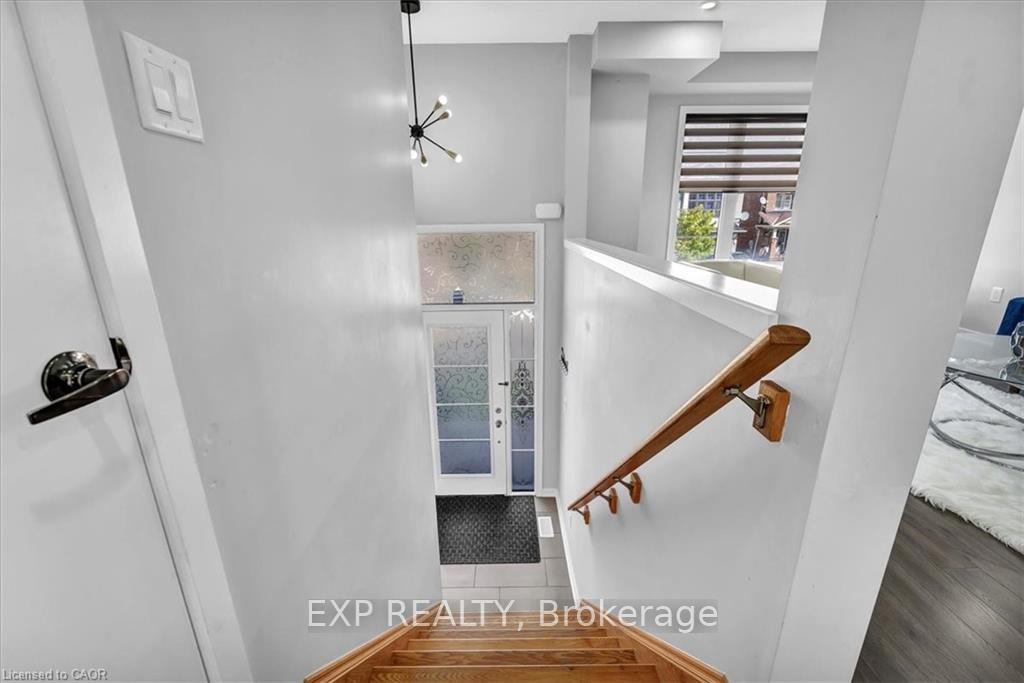 Photo 2 of 94 Crafter Crescent, Hamilton, Stoney Creek Mountain — HOMEH