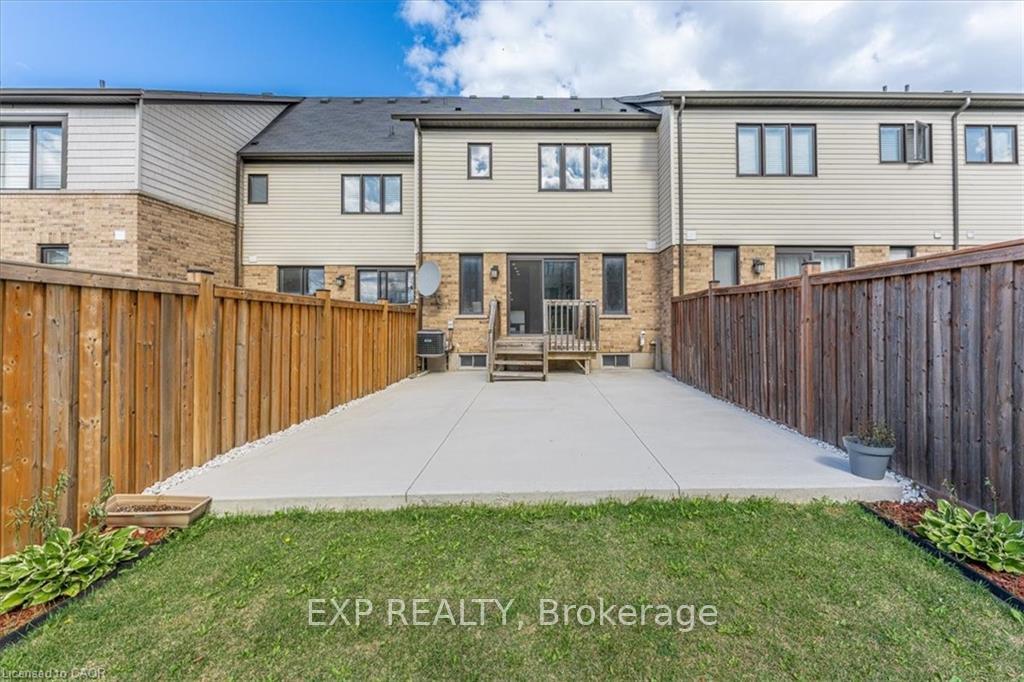 Photo 17 of 94 Crafter Crescent, Hamilton, Stoney Creek Mountain — HOMEH