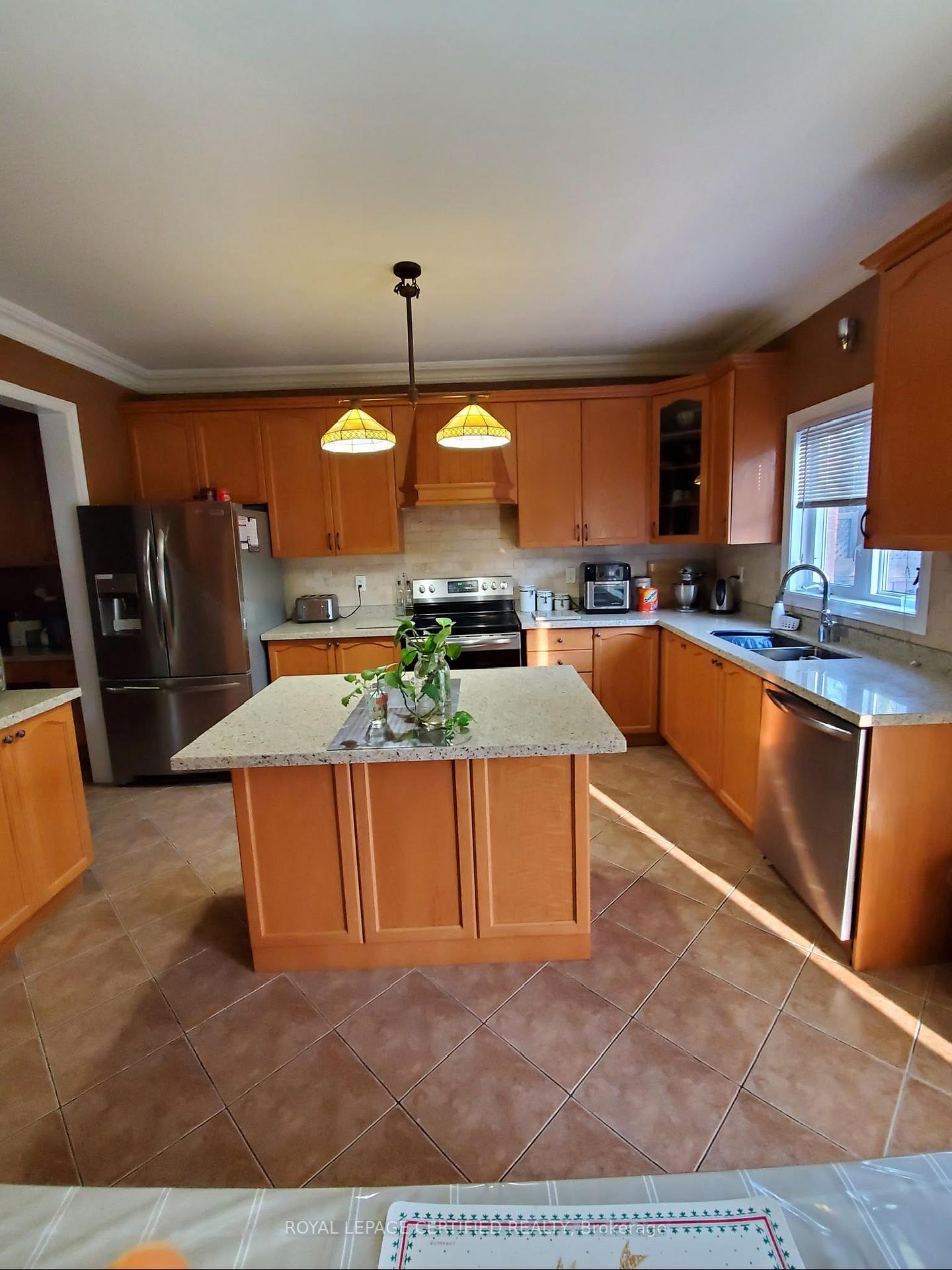 Photo 4 of Unit Upper Level, 35 Citadel Crescent, Brampton, Vales of Castlemore North — HOMEH