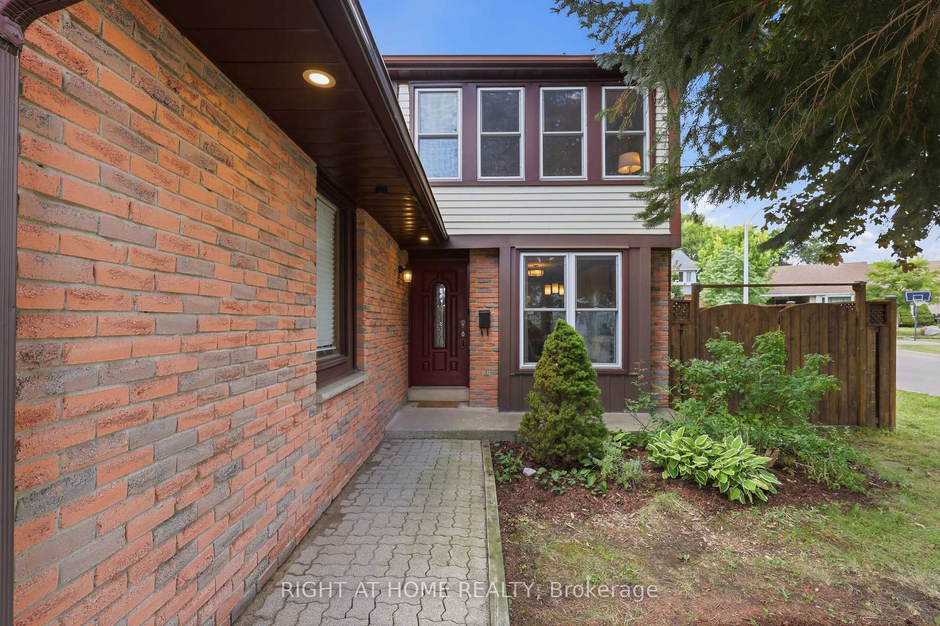 Photo 3 of 16 Kindle Court, Brampton, Heart Lake West — HOMEH