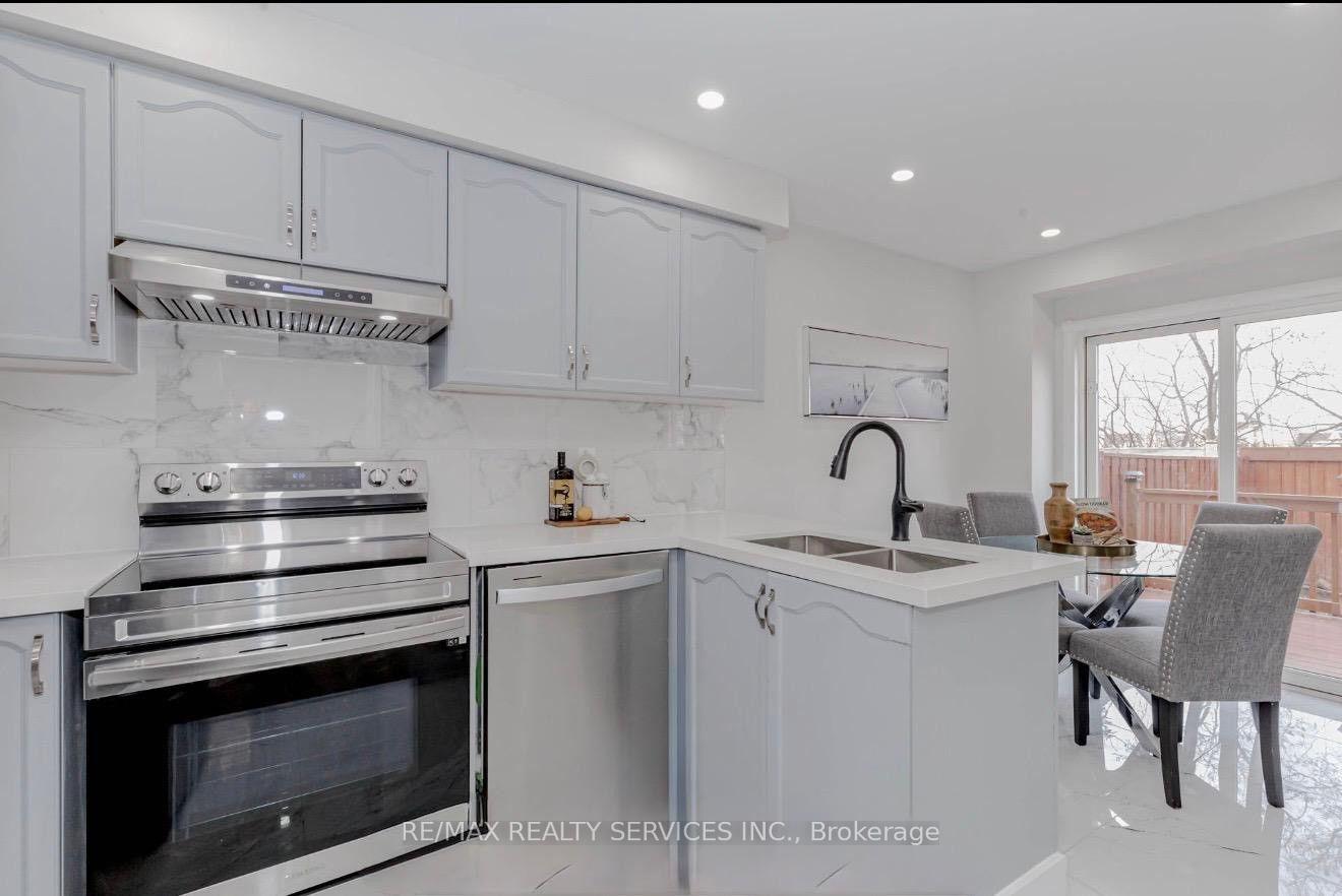 Photo 7 of 86 Heartleaf Crescent, Brampton, Fletcher's Meadow — HOMEH
