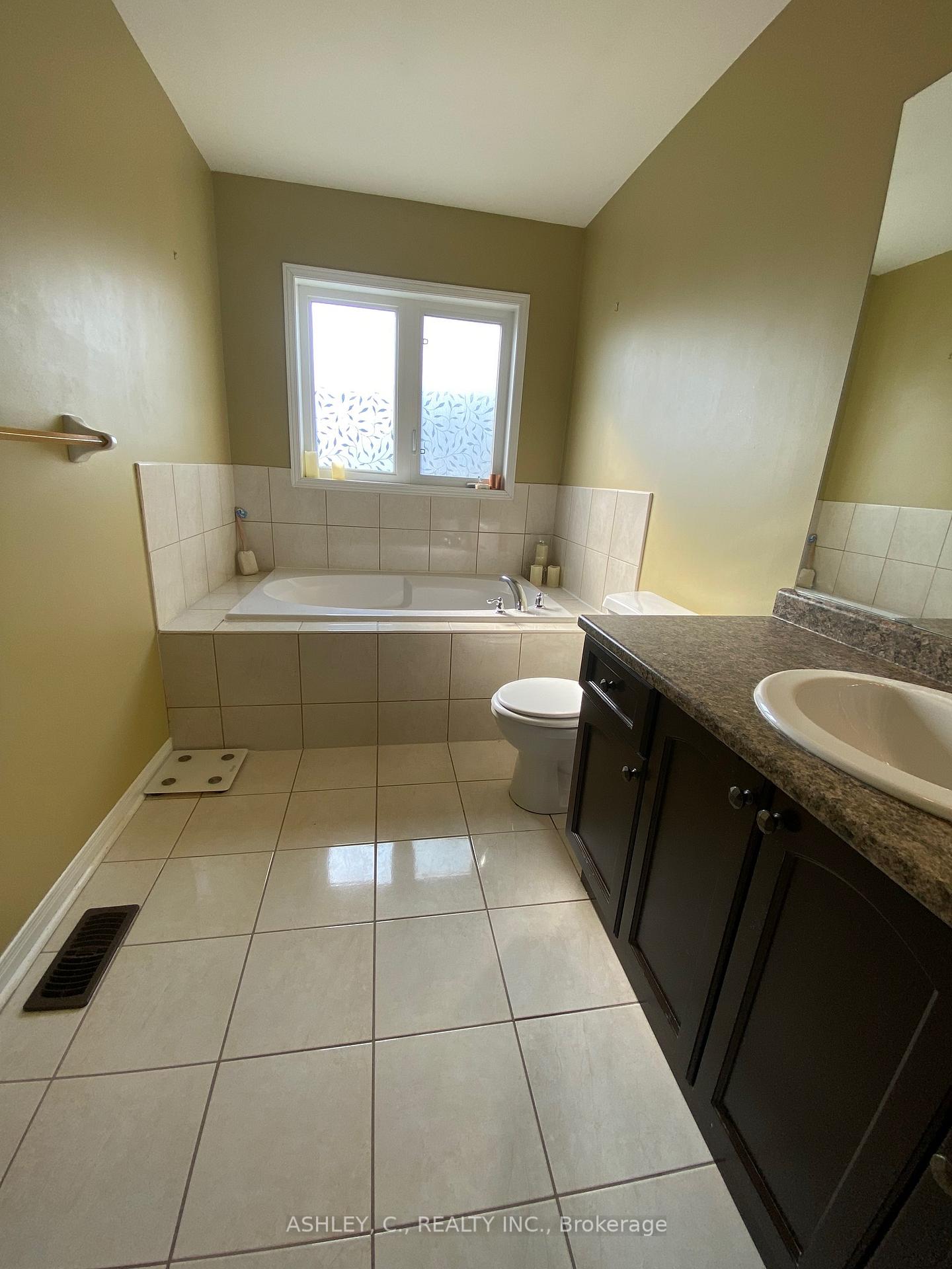 Photo 17 of 104 James Govan Drive, Whitby, Port Whitby — HOMEH