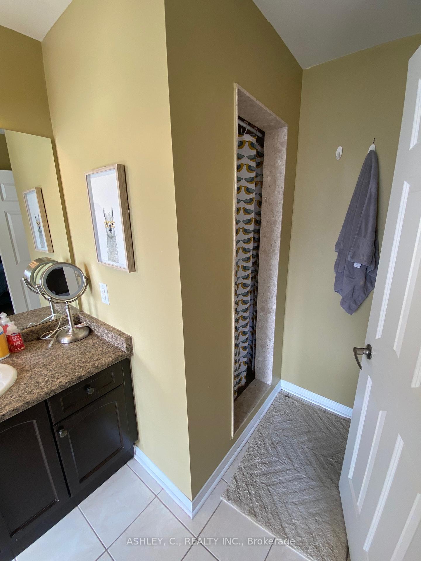 Photo 18 of 104 James Govan Drive, Whitby, Port Whitby — HOMEH