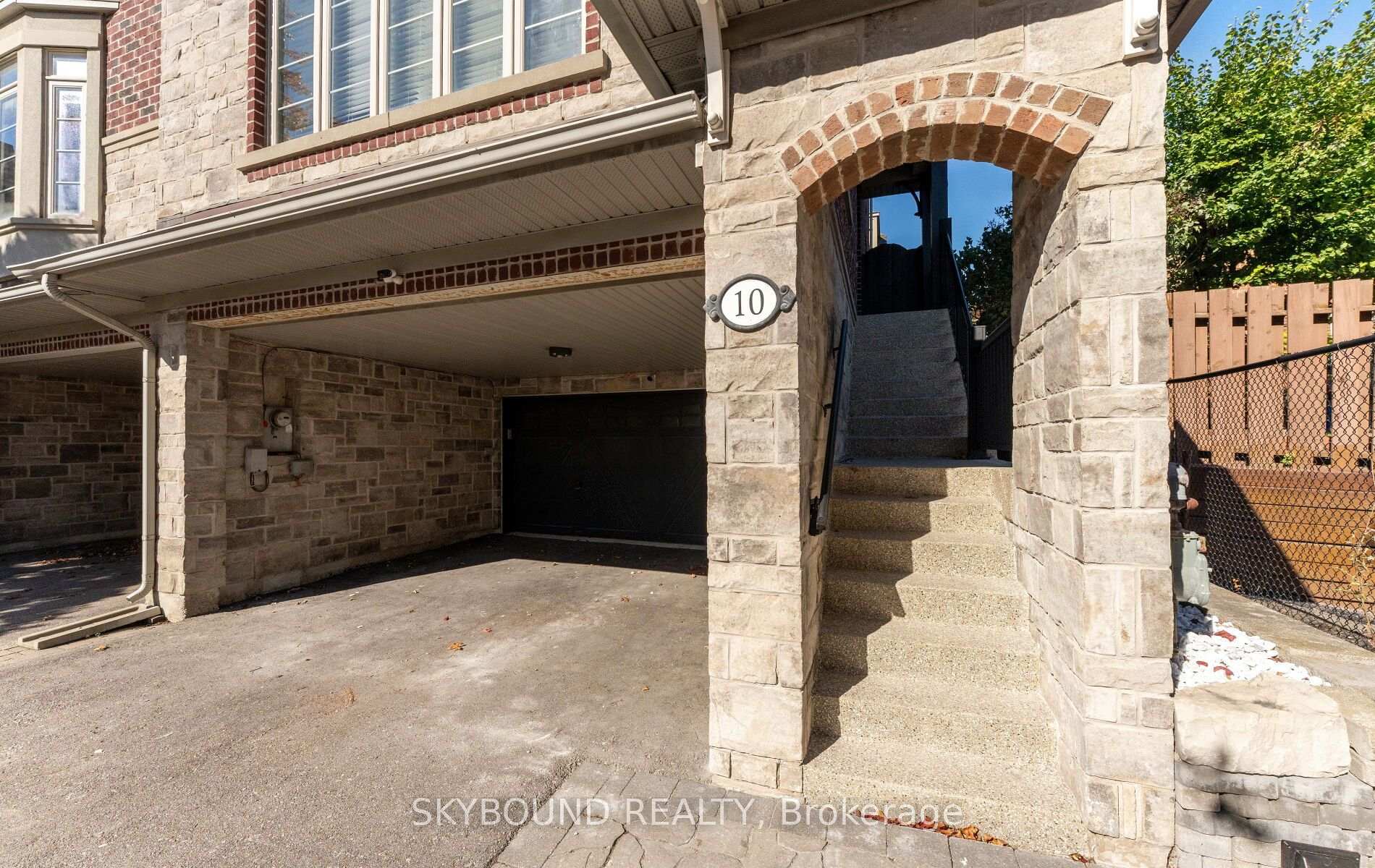Photo 2 of 10 Gala Lane, Etobicoke, Stonegate-Queensway — HOMEH