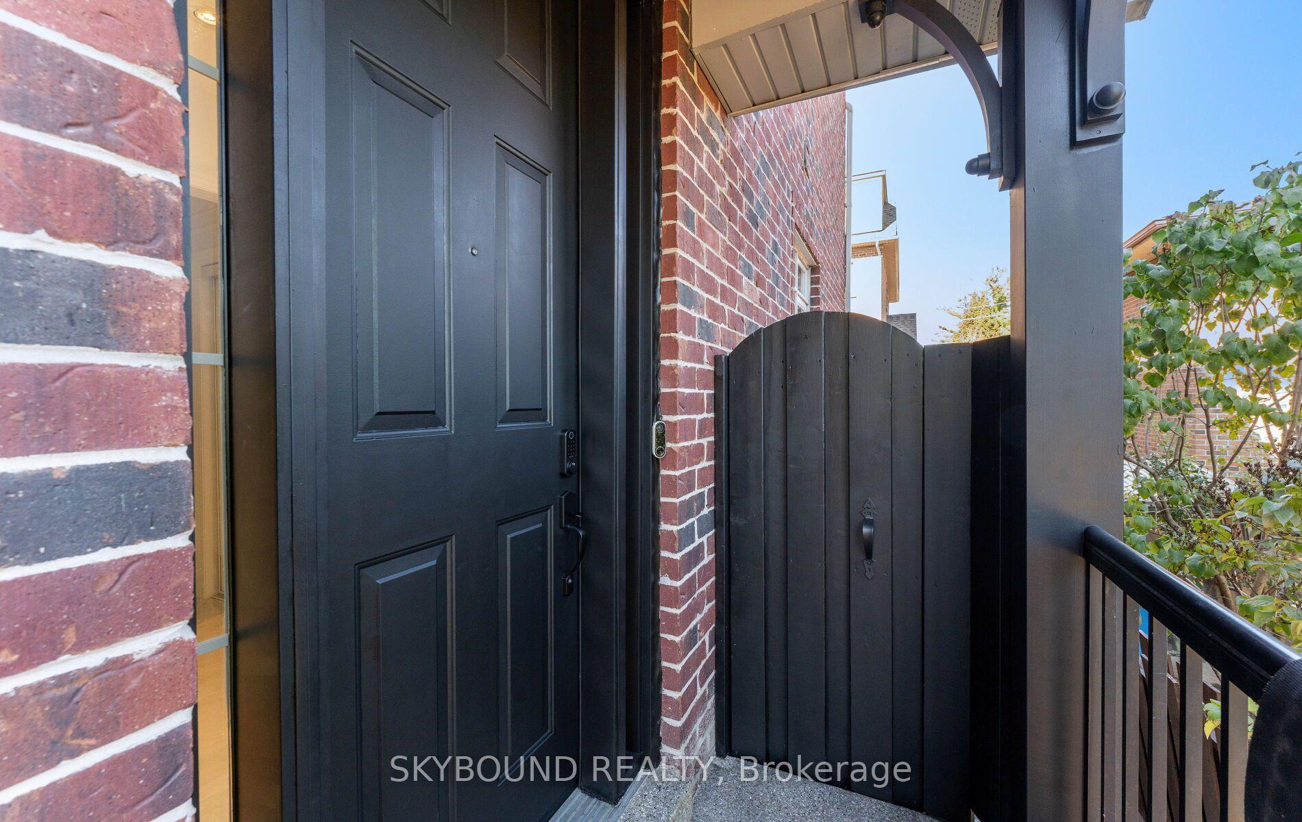 Photo 4 of 10 Gala Lane, Etobicoke, Stonegate-Queensway — HOMEH