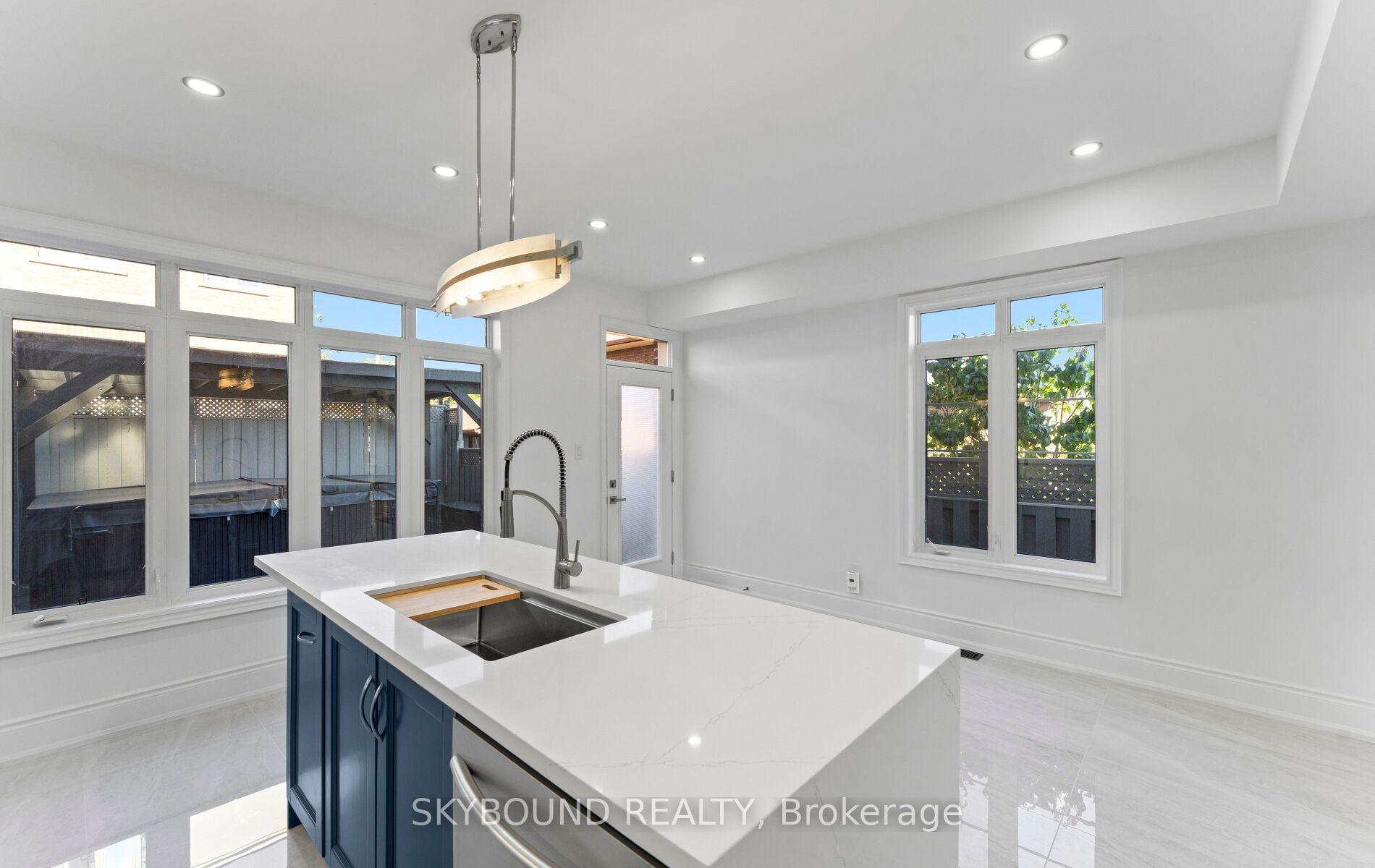 Photo 9 of 10 Gala Lane, Etobicoke, Stonegate-Queensway — HOMEH