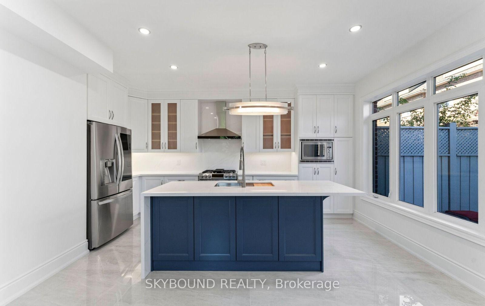 Photo 11 of 10 Gala Lane, Etobicoke, Stonegate-Queensway — HOMEH