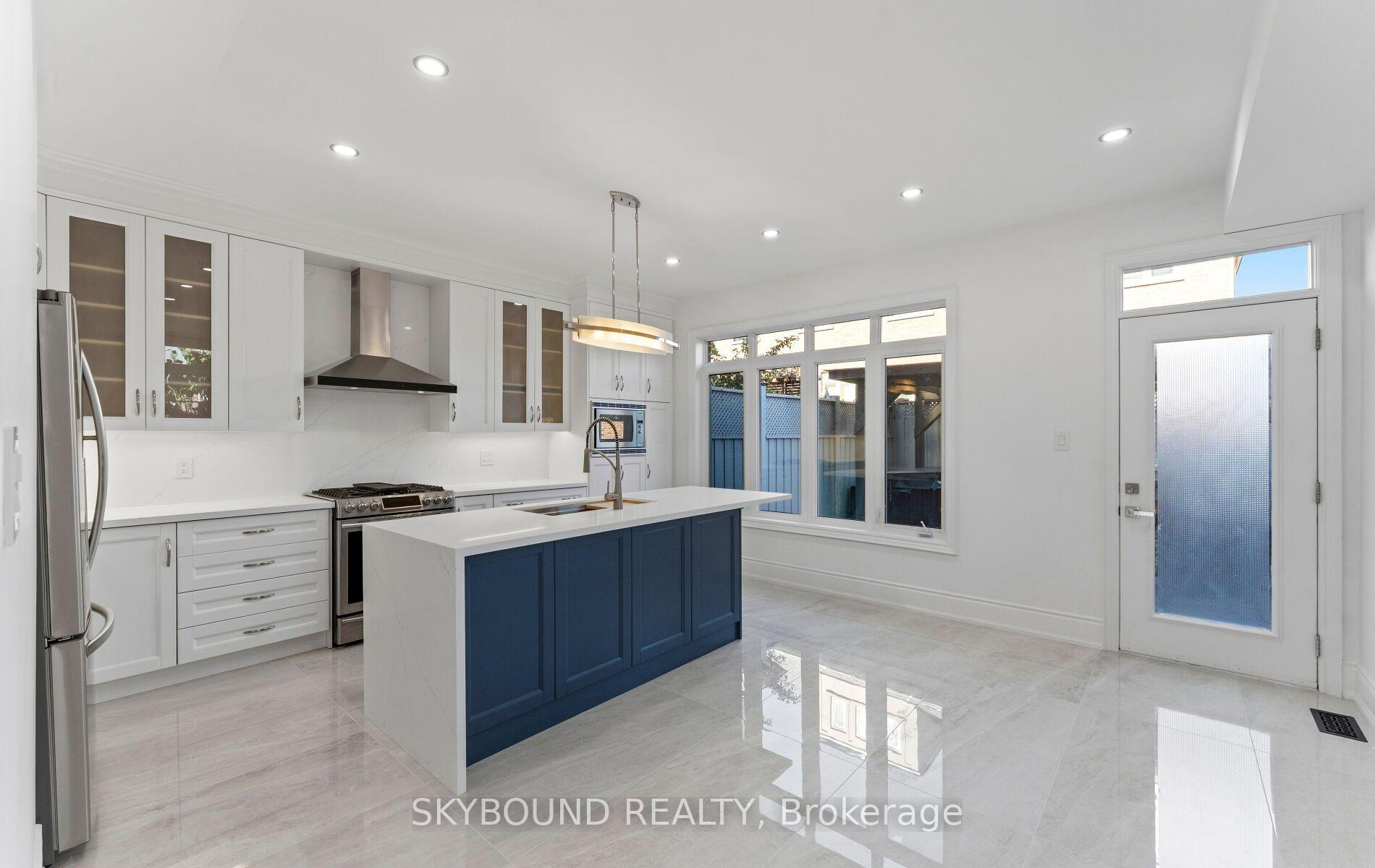 Photo 13 of 10 Gala Lane, Etobicoke, Stonegate-Queensway — HOMEH