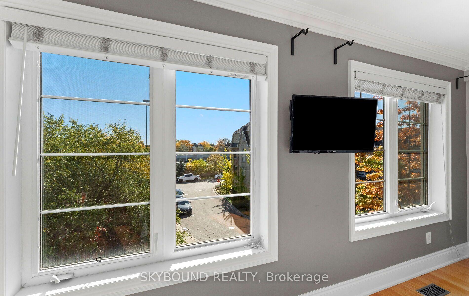 Photo 25 of 10 Gala Lane, Etobicoke, Stonegate-Queensway — HOMEH