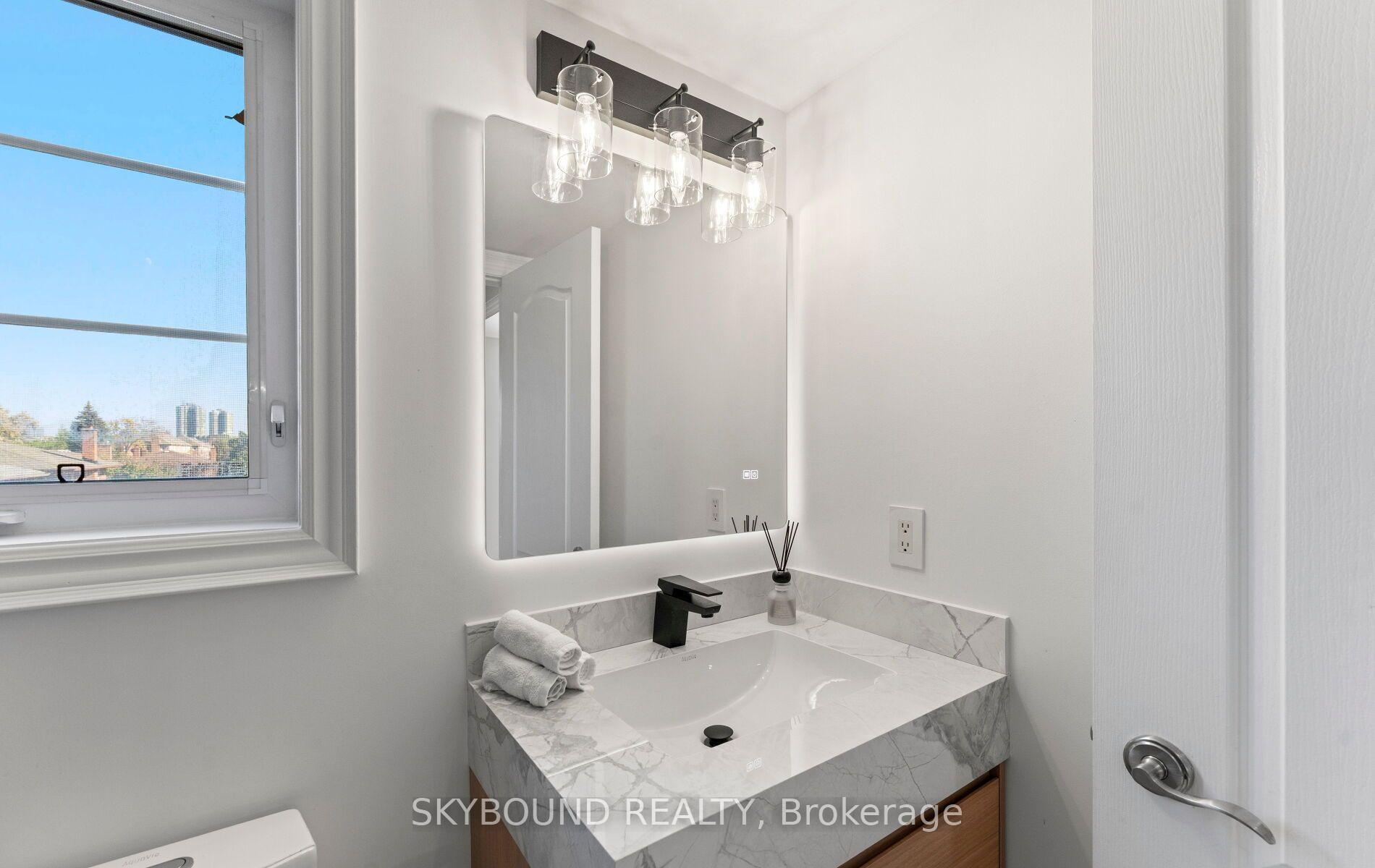 Photo 39 of 10 Gala Lane, Etobicoke, Stonegate-Queensway — HOMEH