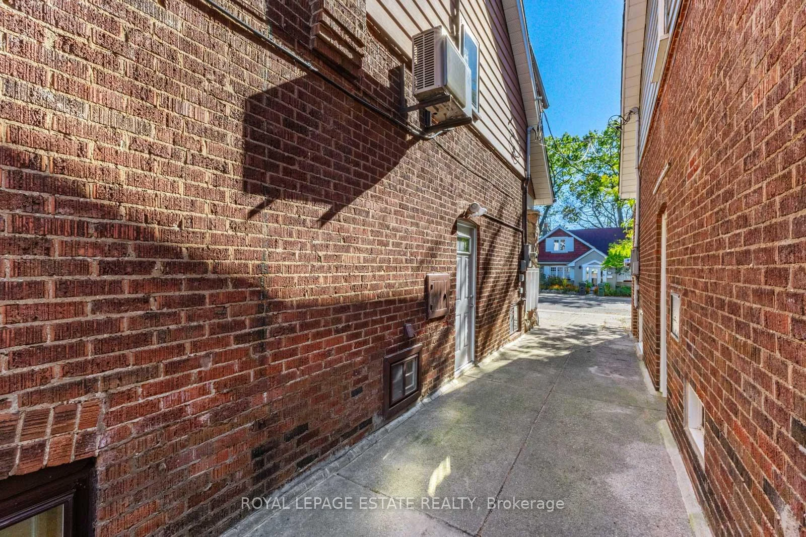 Photo 12 of 34 Bracken Avenue, Toronto, The Beaches — HOMEH