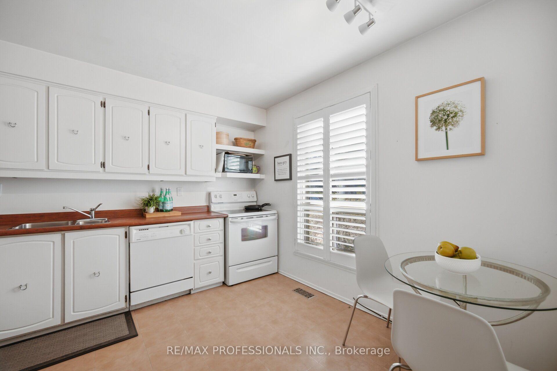 Photo 15 of Unit 94, 65 Old Burnhamthorpe Road, Etobicoke, Markland Wood — HOMEH