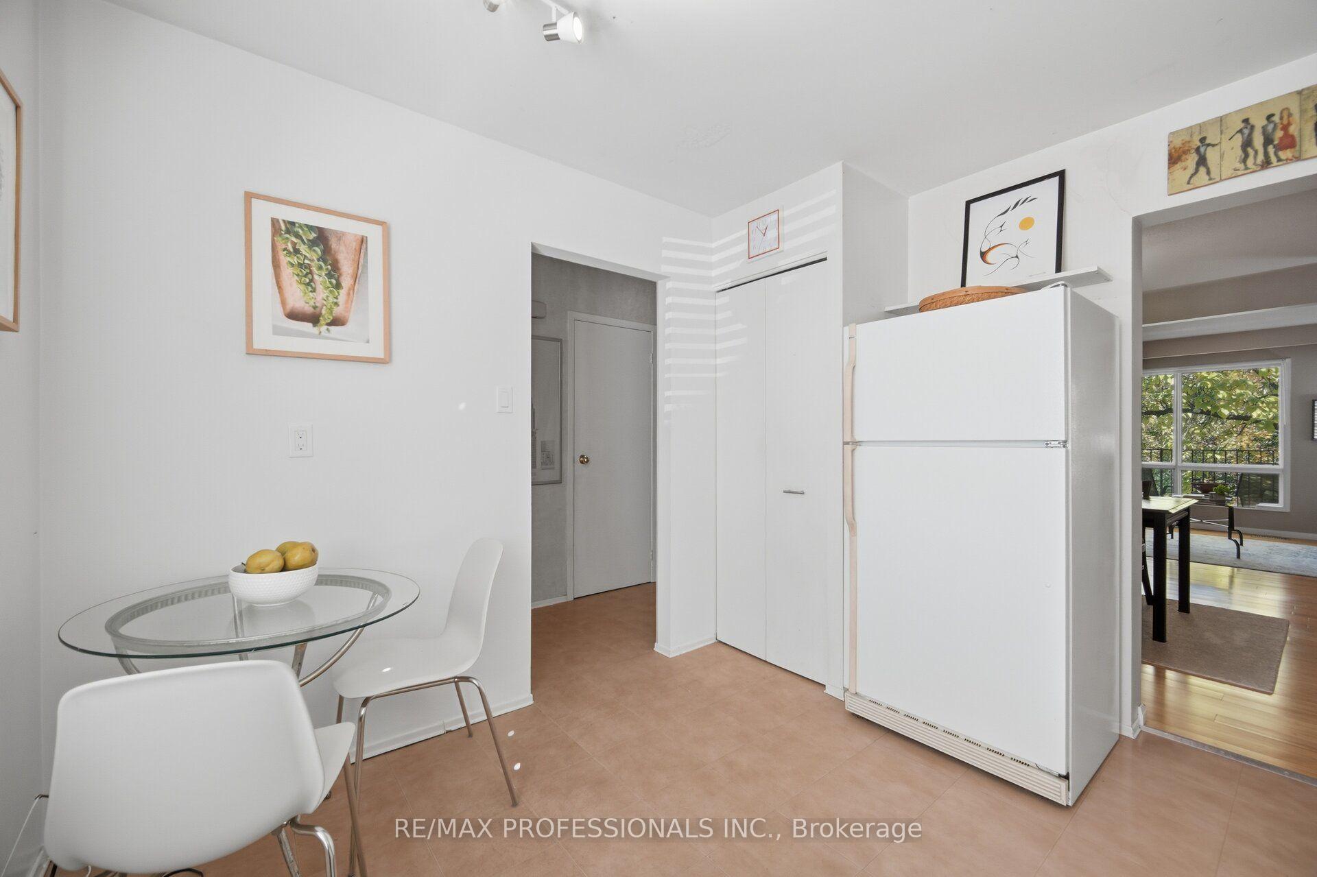Photo 16 of Unit 94, 65 Old Burnhamthorpe Road, Etobicoke, Markland Wood — HOMEH