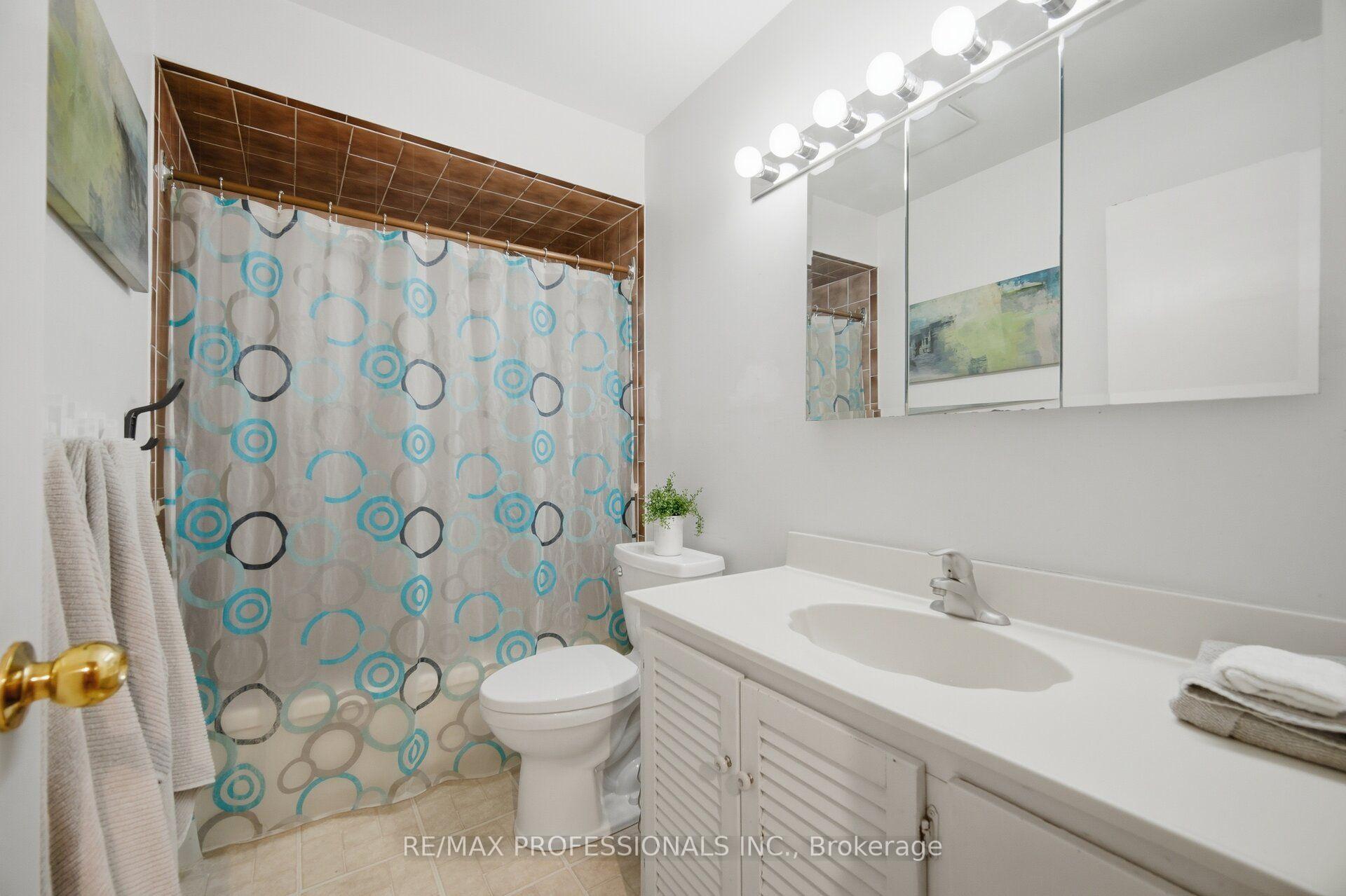 Photo 35 of Unit 94, 65 Old Burnhamthorpe Road, Etobicoke, Markland Wood — HOMEH
