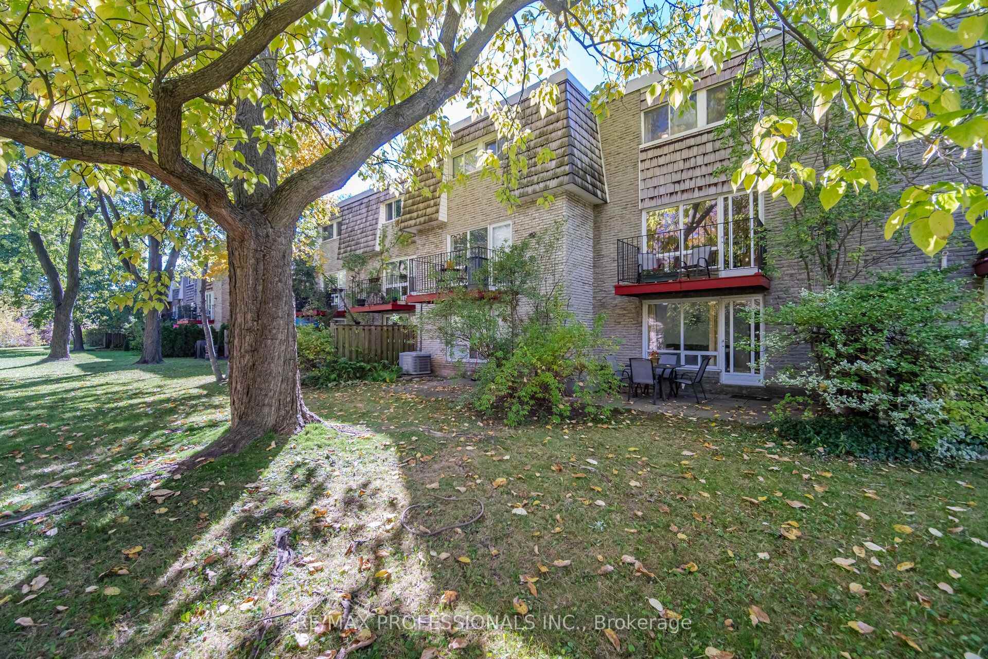 Photo 47 of Unit 94, 65 Old Burnhamthorpe Road, Etobicoke, Markland Wood — HOMEH