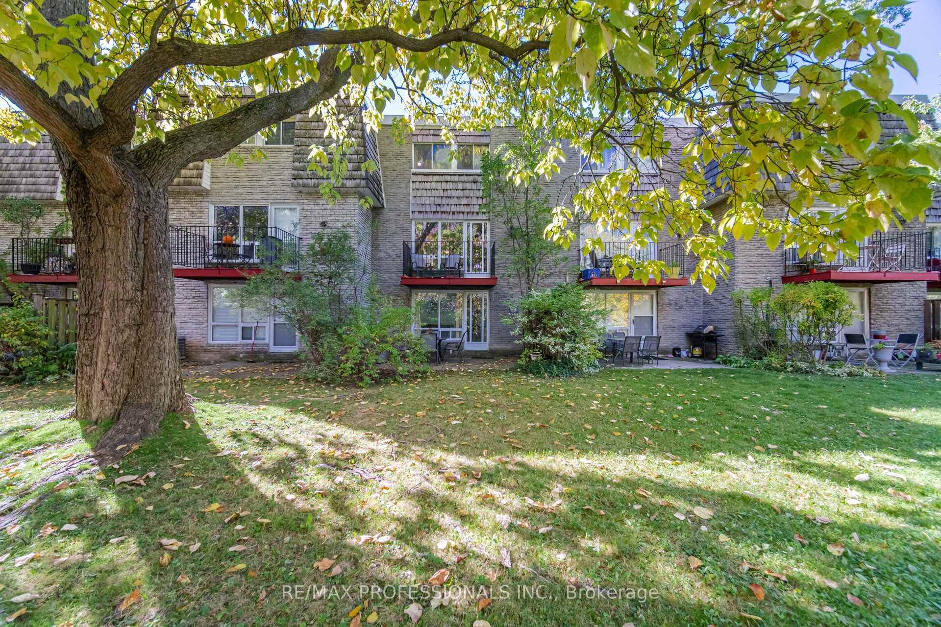 Photo 48 of Unit 94, 65 Old Burnhamthorpe Road, Etobicoke, Markland Wood — HOMEH