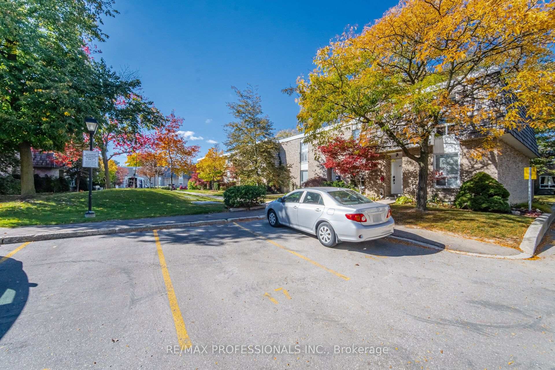 Photo 49 of Unit 94, 65 Old Burnhamthorpe Road, Etobicoke, Markland Wood — HOMEH