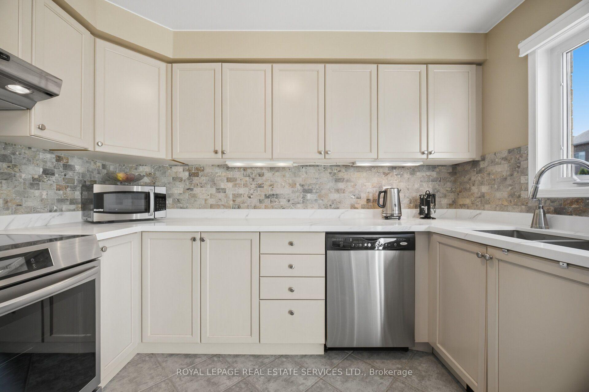 Photo 17 of 2194 Sutton Drive, Burlington, Orchard — HOMEH