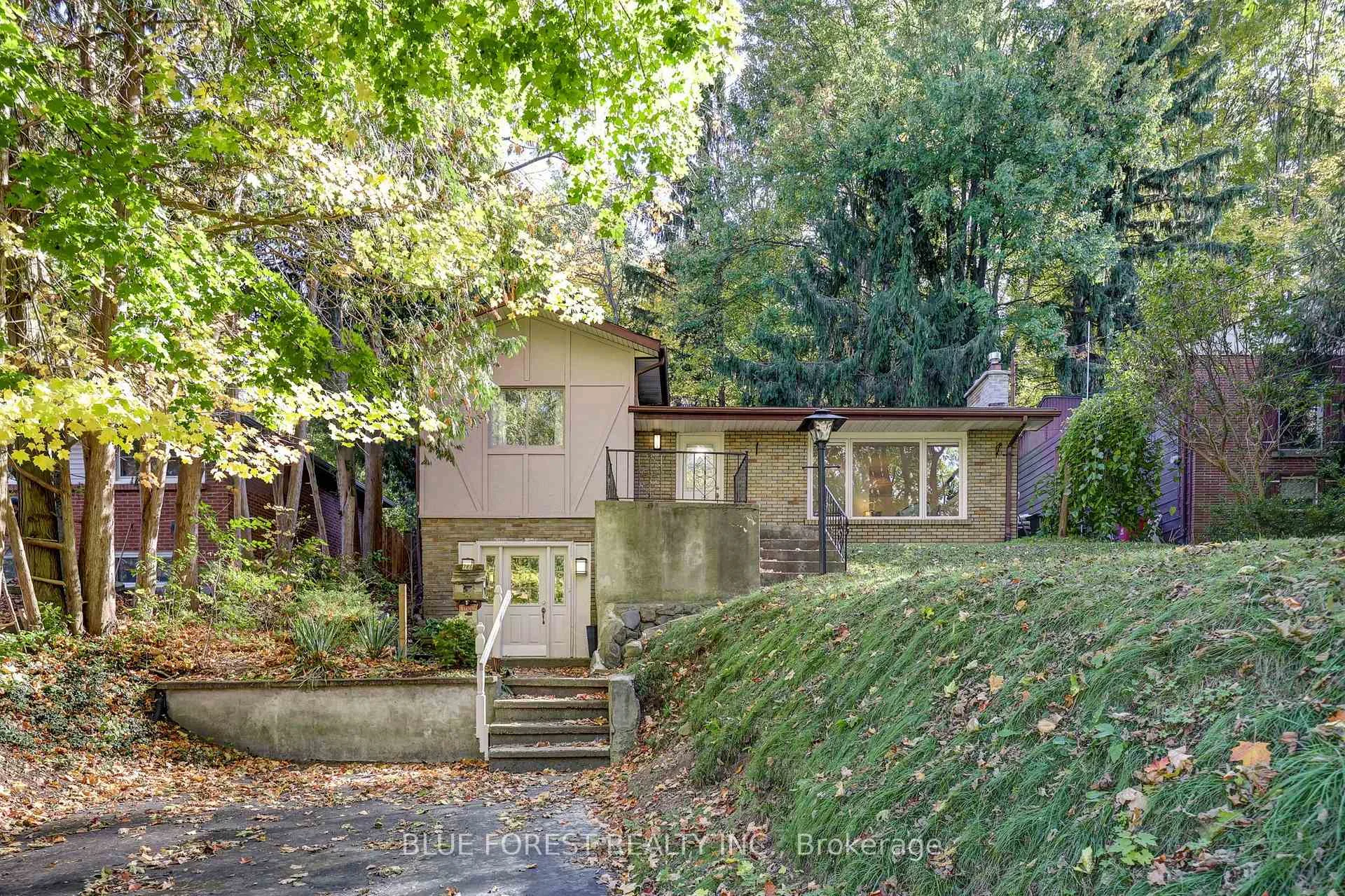 Photo of 786 Springbank Drive