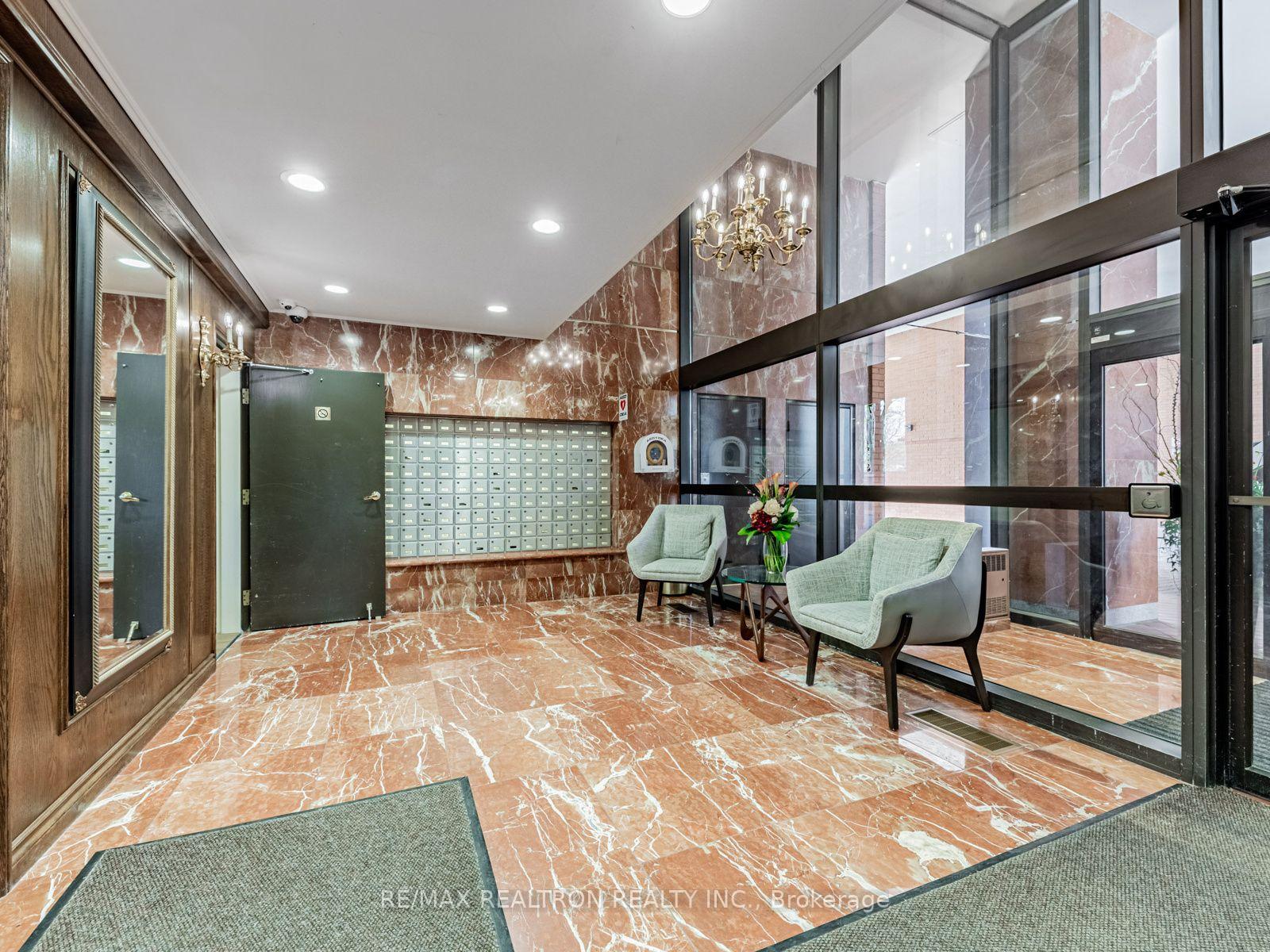 Photo 5 of Unit 1502, 260 Heath Street W, Toronto, Forest Hill South — HOMEH