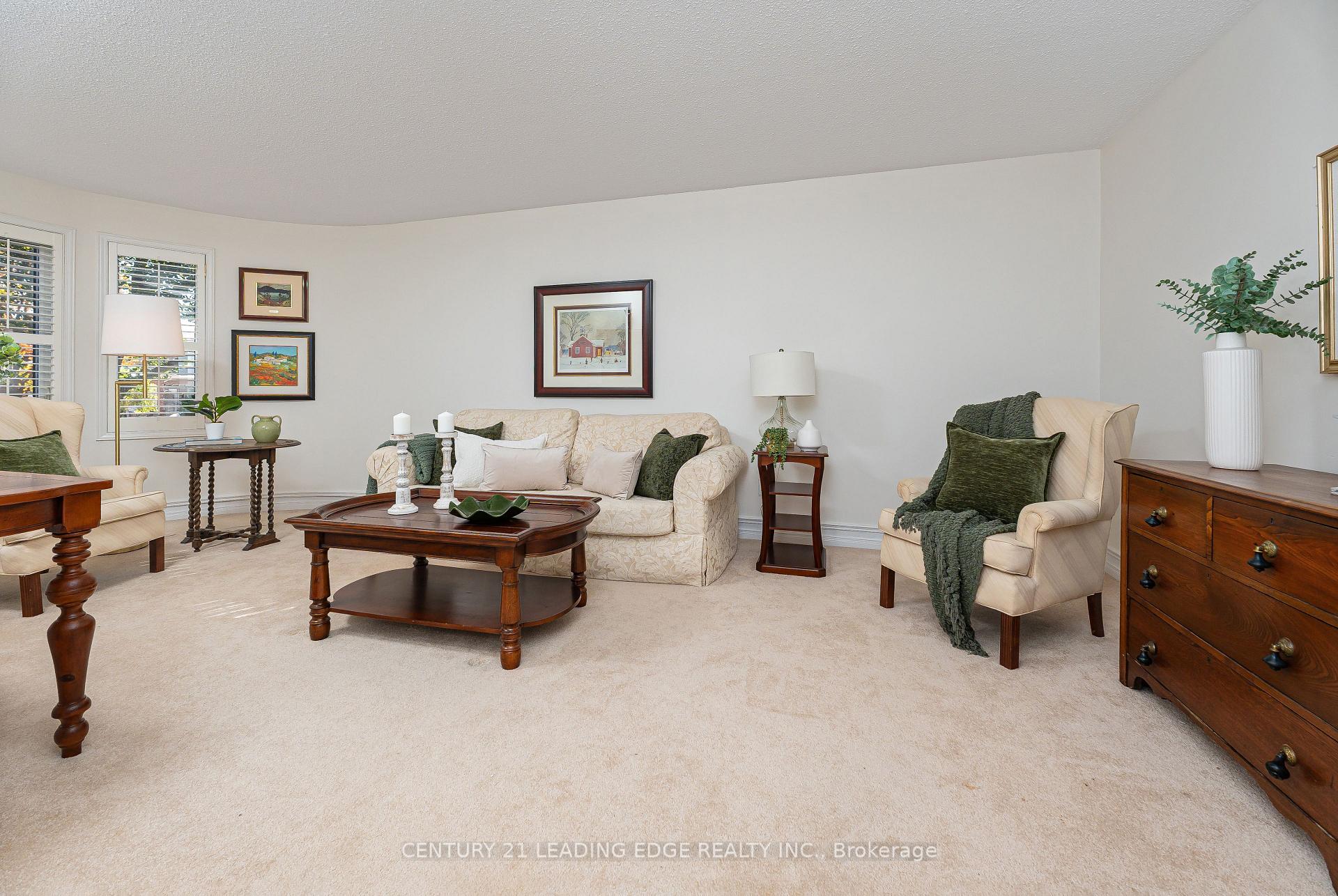 Photo 5 of 126 Tilman Circle, Markham, Markham Village — HOMEH