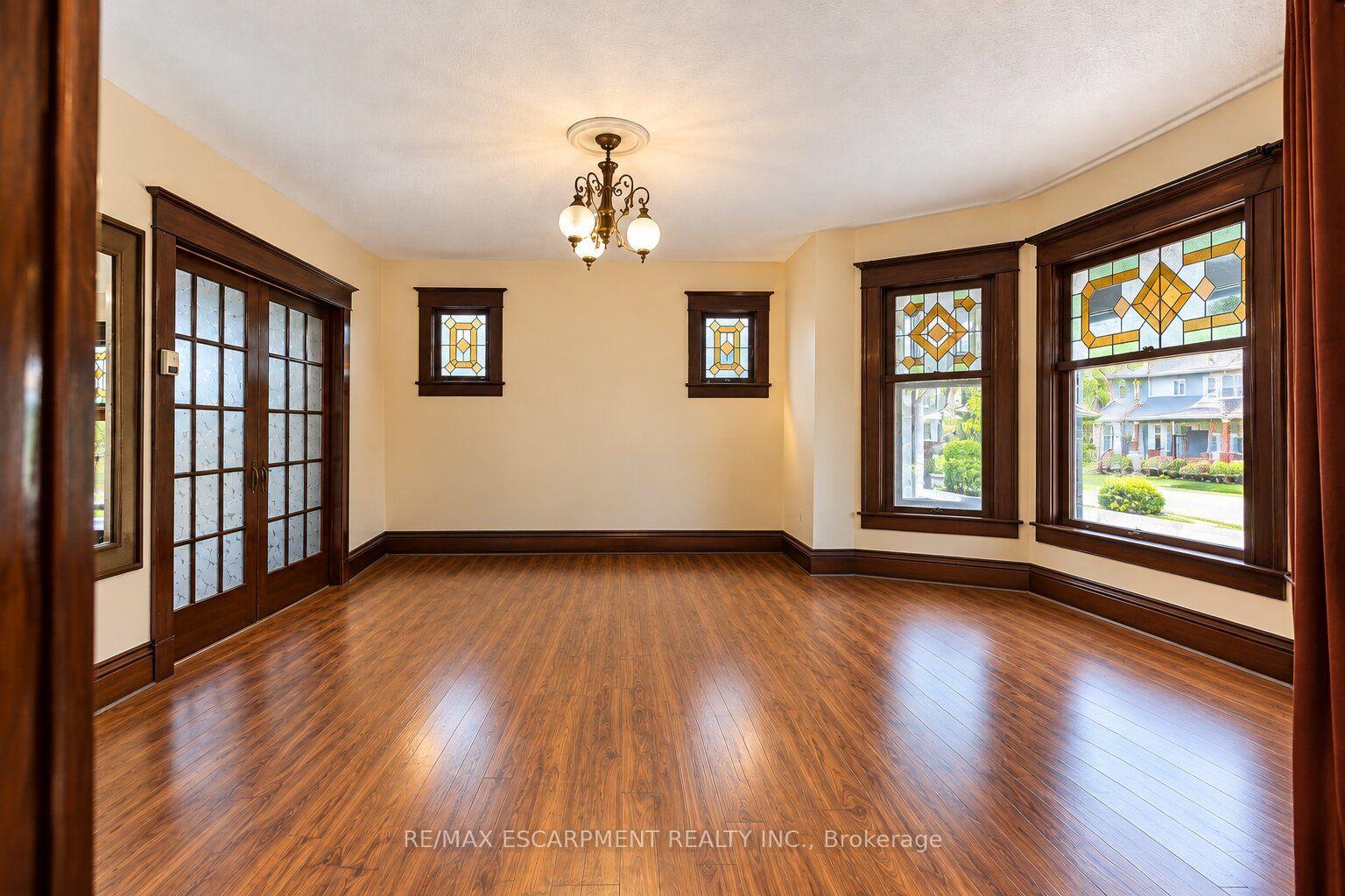 Photo 4 of 4602 Ryerson Crescent, Niagara Falls, Downtown — HOMEH