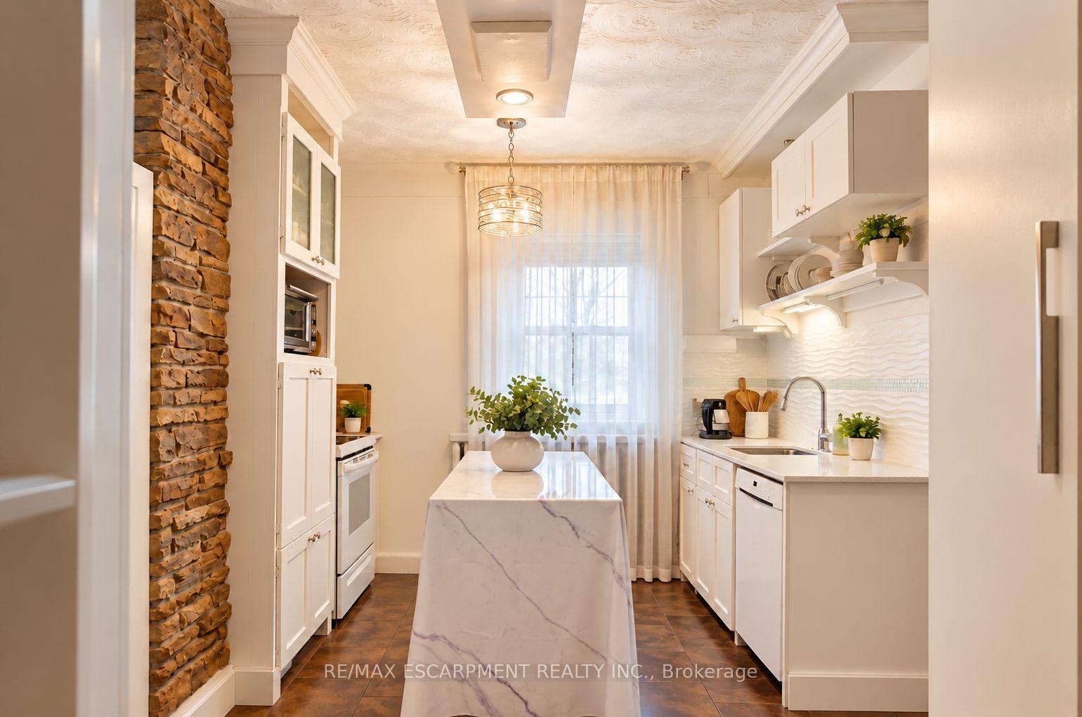 Photo 7 of 4602 Ryerson Crescent, Niagara Falls, Downtown — HOMEH