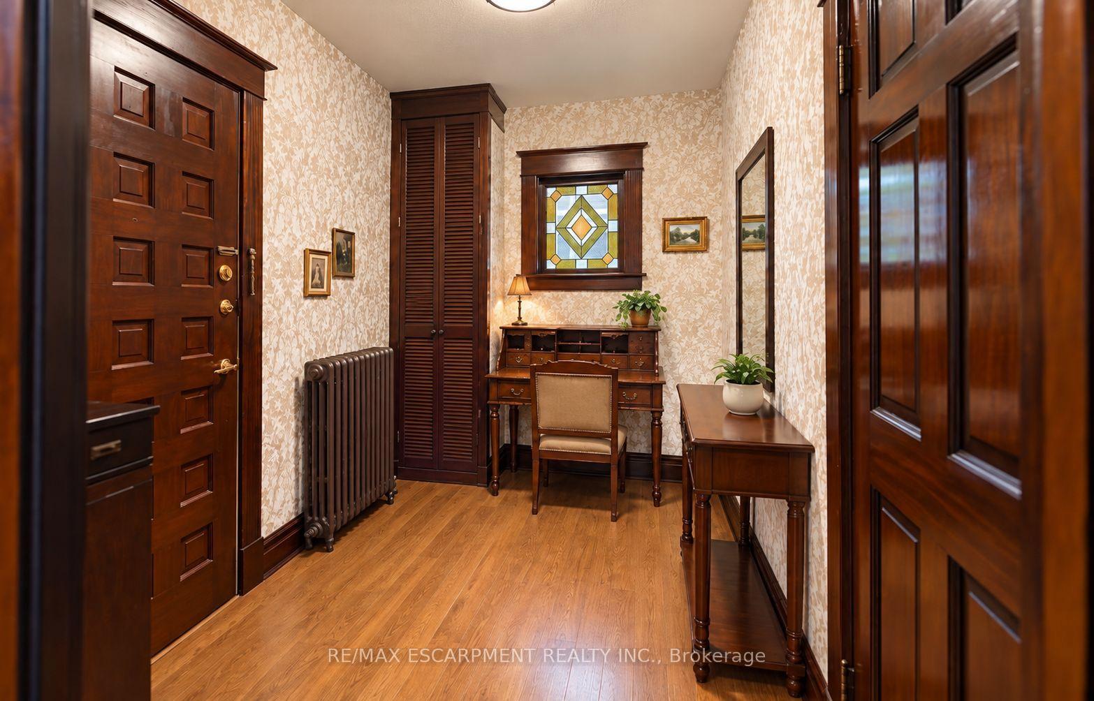 Photo 3 of 4602 Ryerson Crescent, Niagara Falls, Downtown — HOMEH