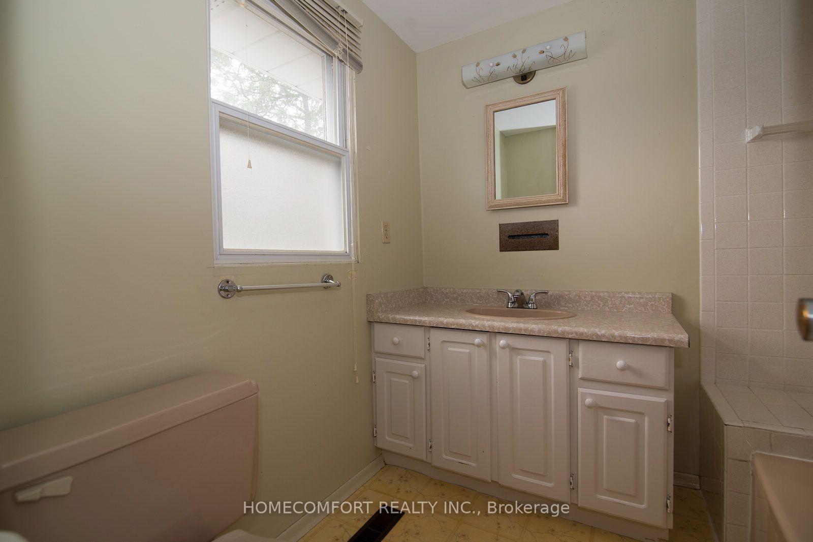 Photo 15 of 42 Pinemeadow Boulevard, Scarborough, L'Amoreaux — HOMEH