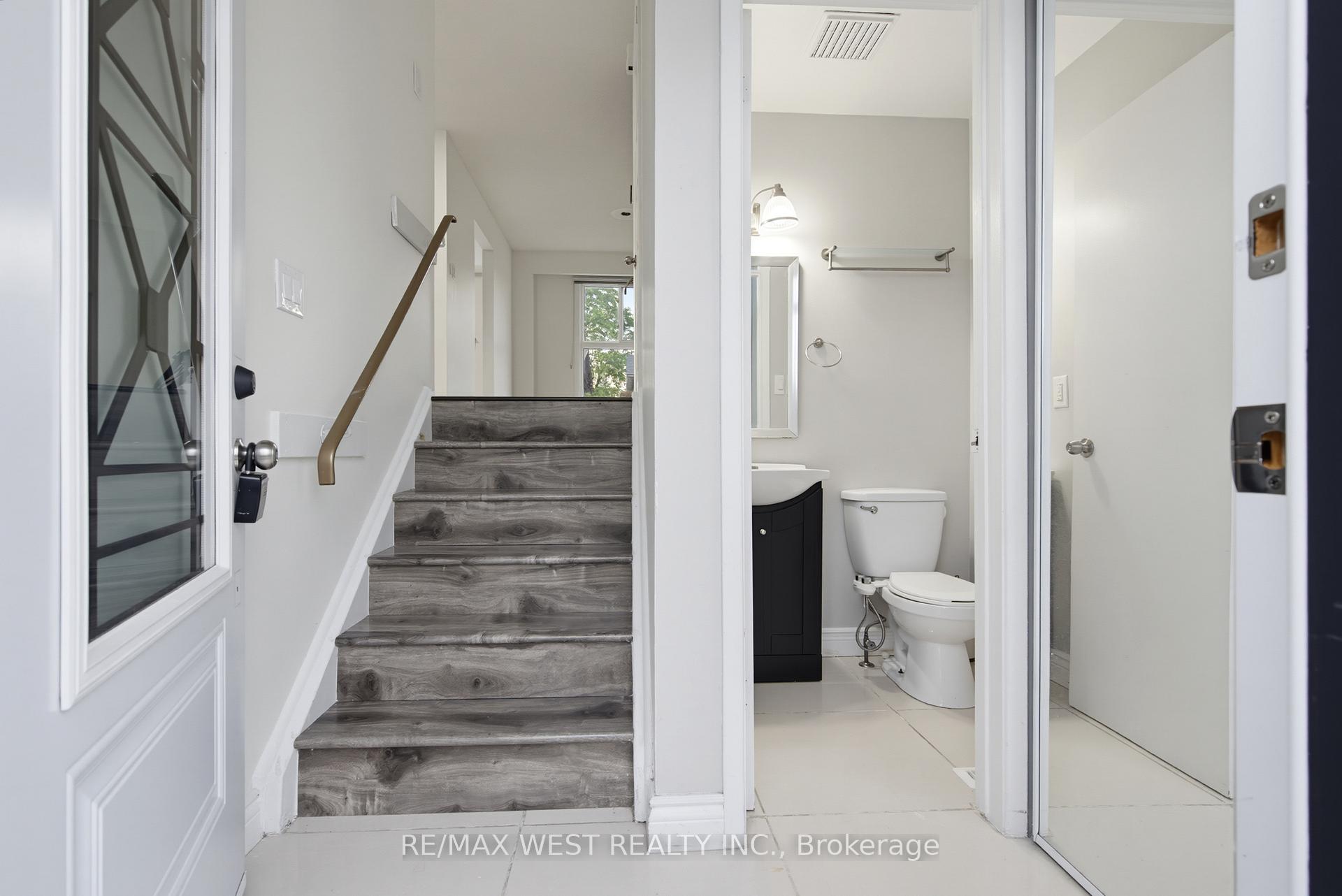 Photo 4 of 24 Primrose Crescent, Brampton, Heart Lake West — HOMEH