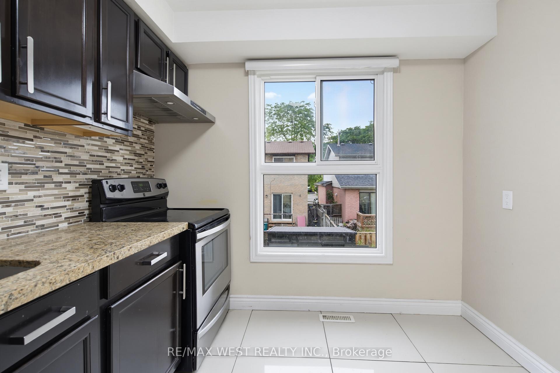Photo 13 of 24 Primrose Crescent, Brampton, Heart Lake West — HOMEH