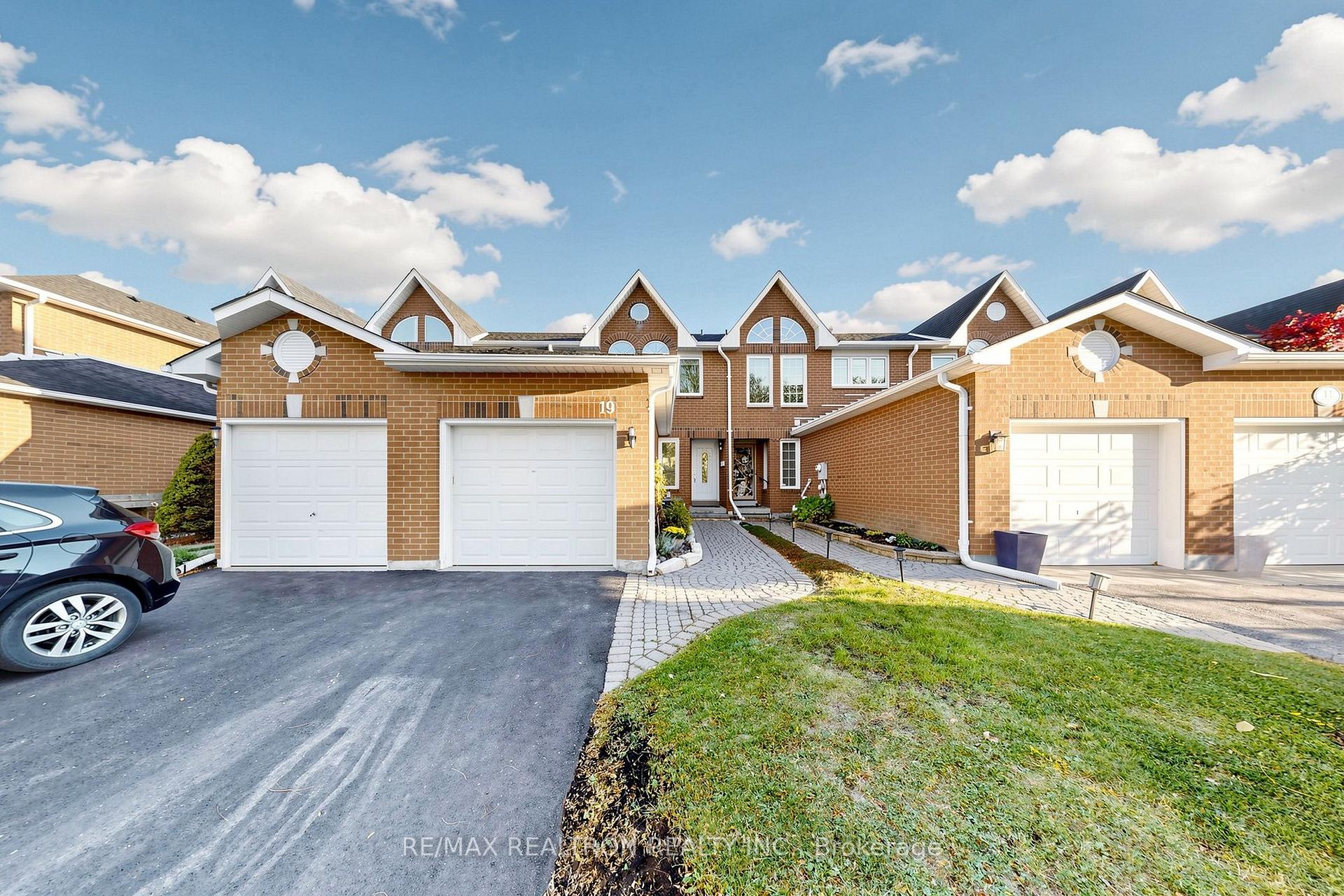Photo 2 of 19 Cashel Court, Aurora, Aurora Highlands — HOMEH