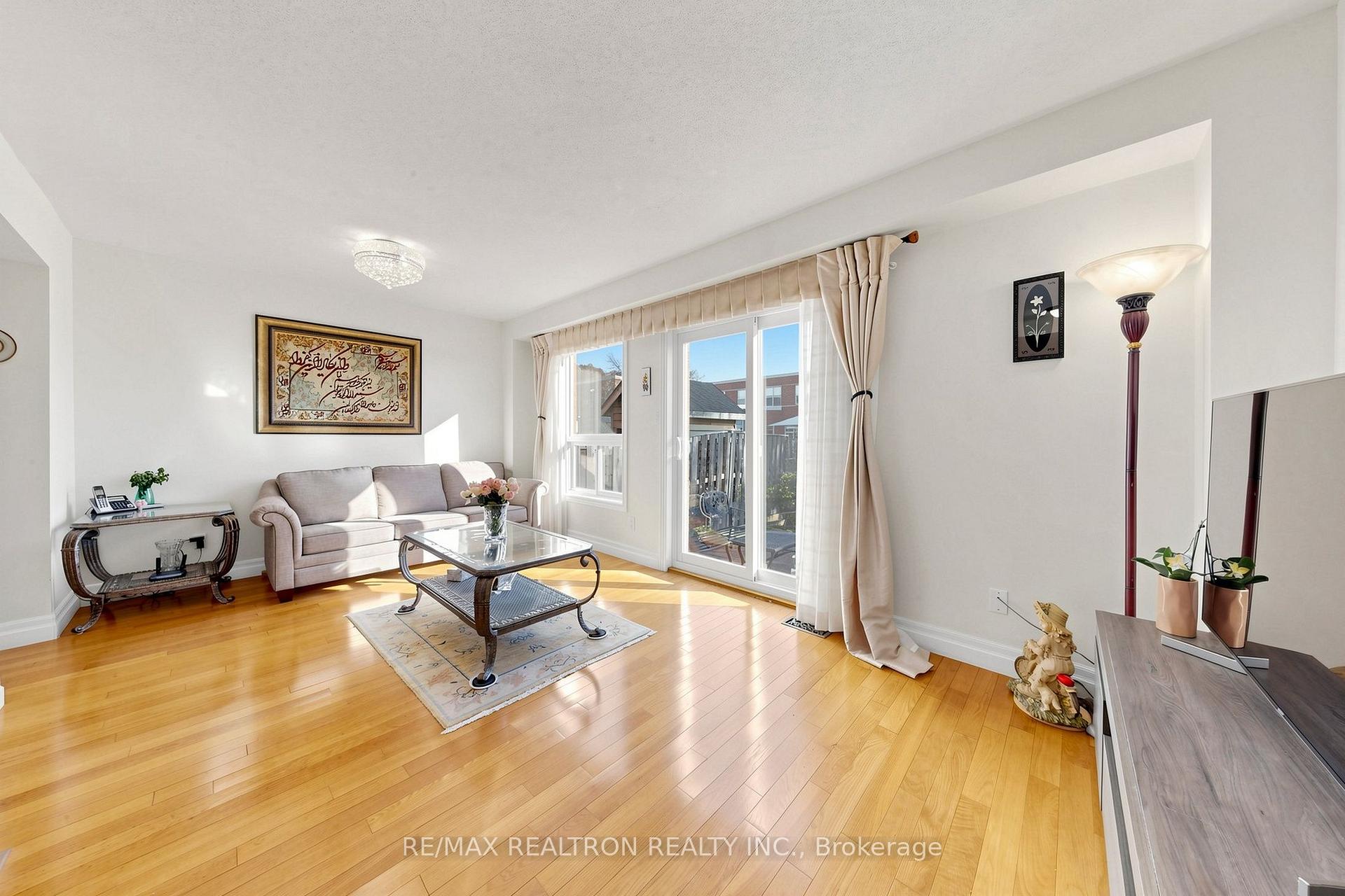 Photo 3 of 19 Cashel Court, Aurora, Aurora Highlands — HOMEH