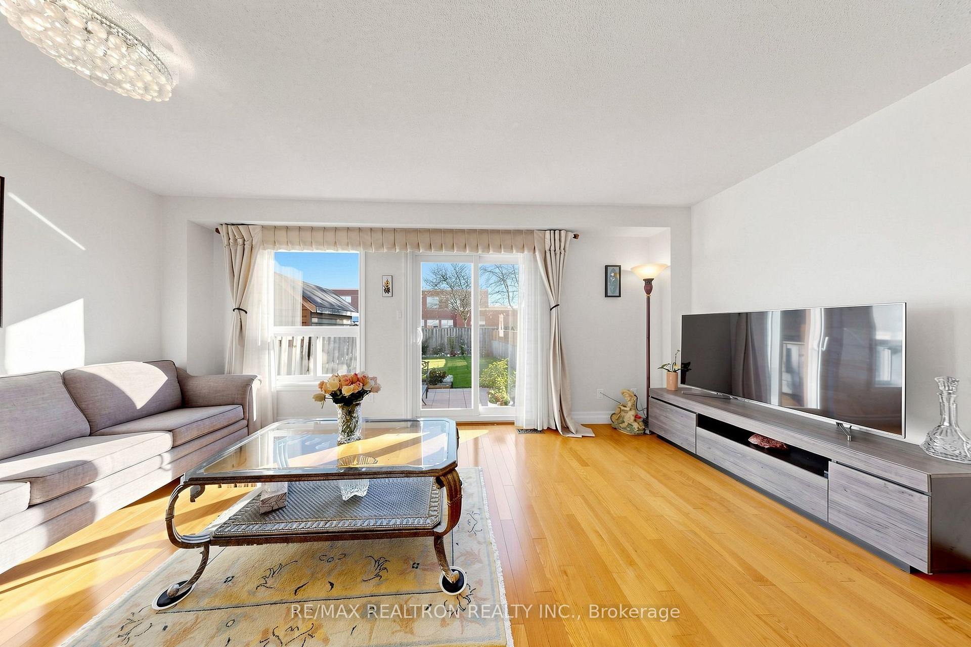 Photo 4 of 19 Cashel Court, Aurora, Aurora Highlands — HOMEH