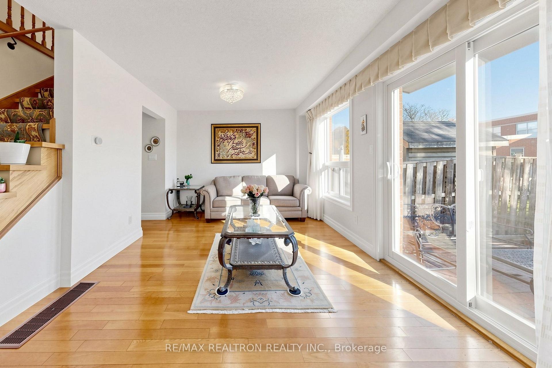 Photo 5 of 19 Cashel Court, Aurora, Aurora Highlands — HOMEH