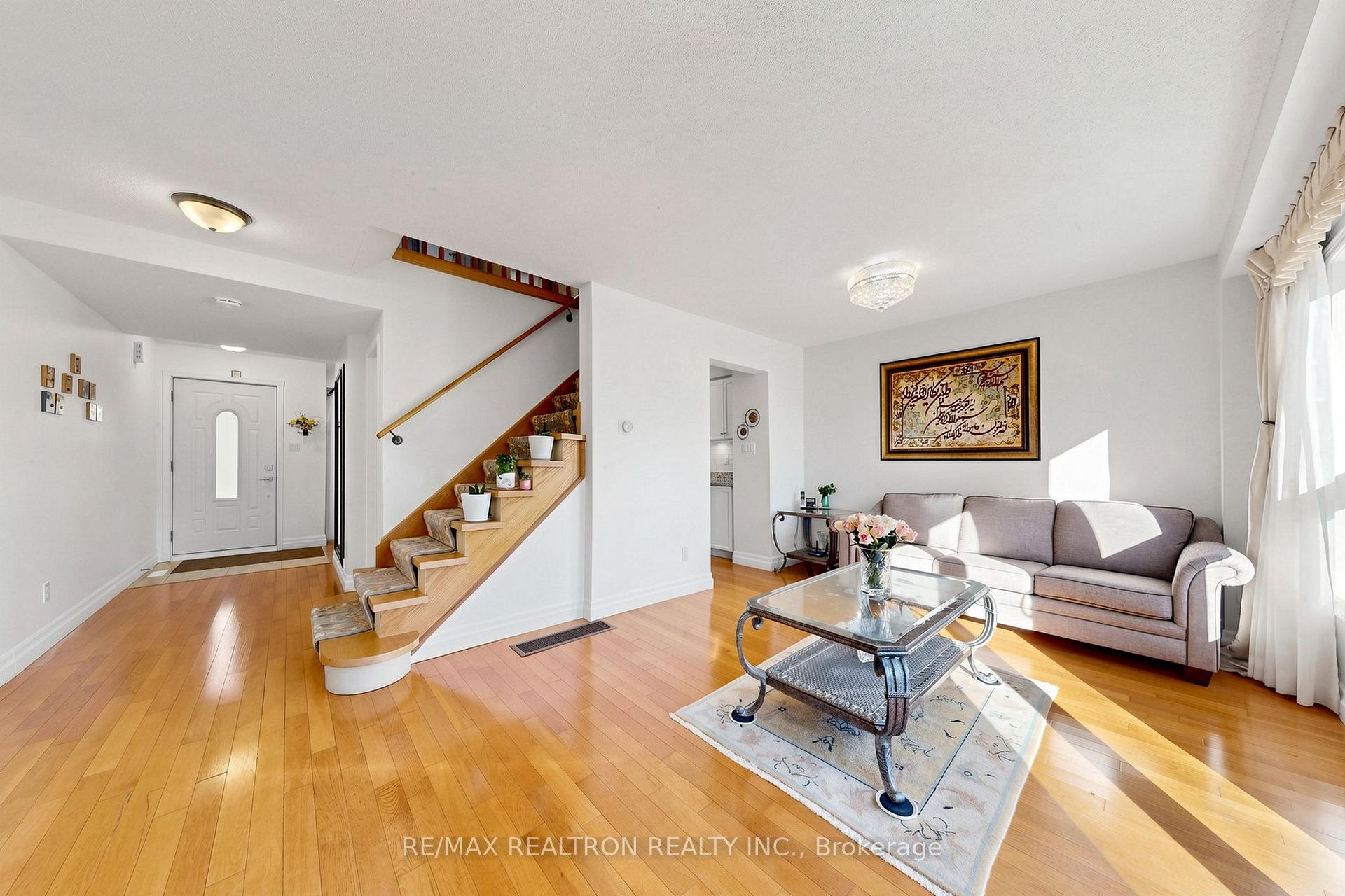 Photo 6 of 19 Cashel Court, Aurora, Aurora Highlands — HOMEH