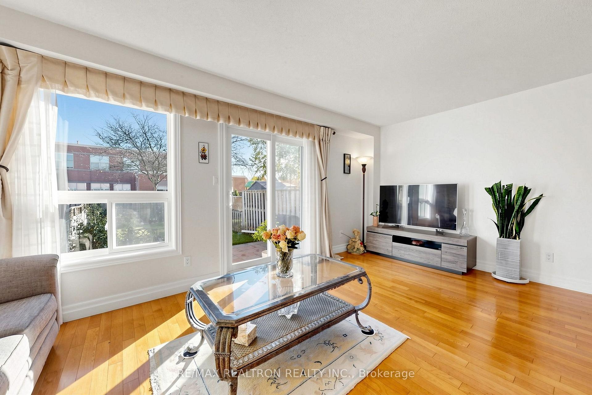 Photo 8 of 19 Cashel Court, Aurora, Aurora Highlands — HOMEH