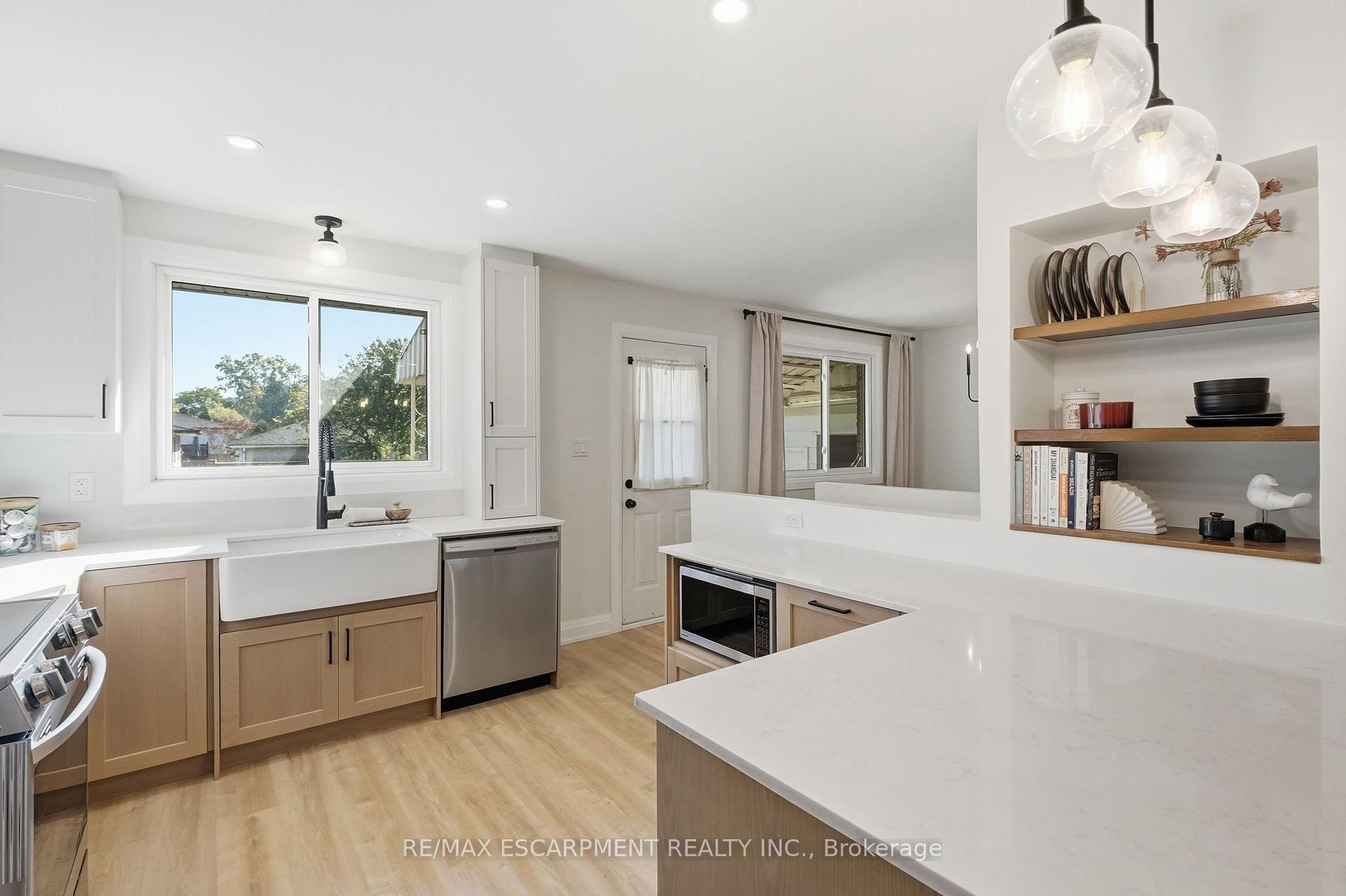 Photo 7 of 48 Stoney Brook Drive, Hamilton, Stoney Creek — HOMEH