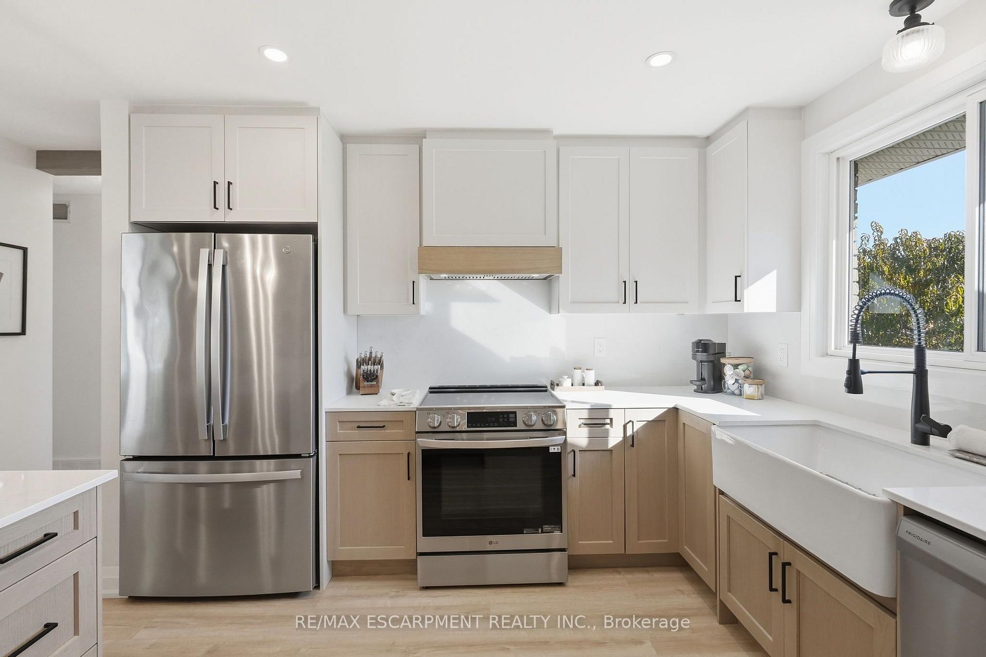 Photo 10 of 48 Stoney Brook Drive, Hamilton, Stoney Creek — HOMEH