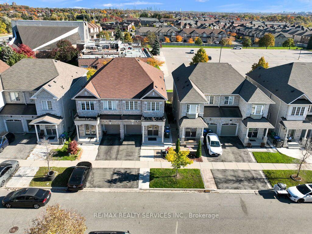 Photo 3 of 28 Zanetta Crescent, Brampton, Credit Valley — HOMEH