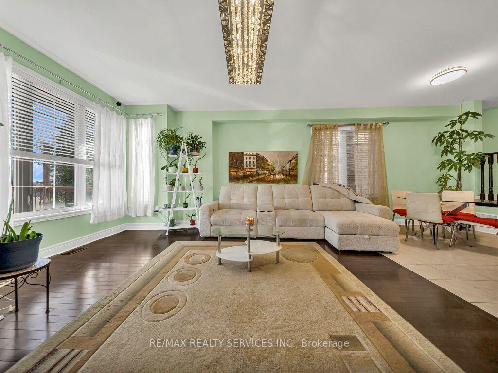 Photo 10 of 28 Zanetta Crescent, Brampton, Credit Valley — HOMEH