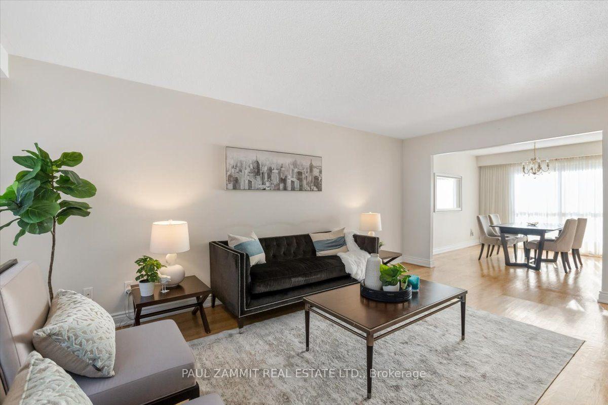 Photo 3 of 33 Coral Harbour Crescent, Markham, Bayview Fairway-Bayview Country Club Estates — HOMEH
