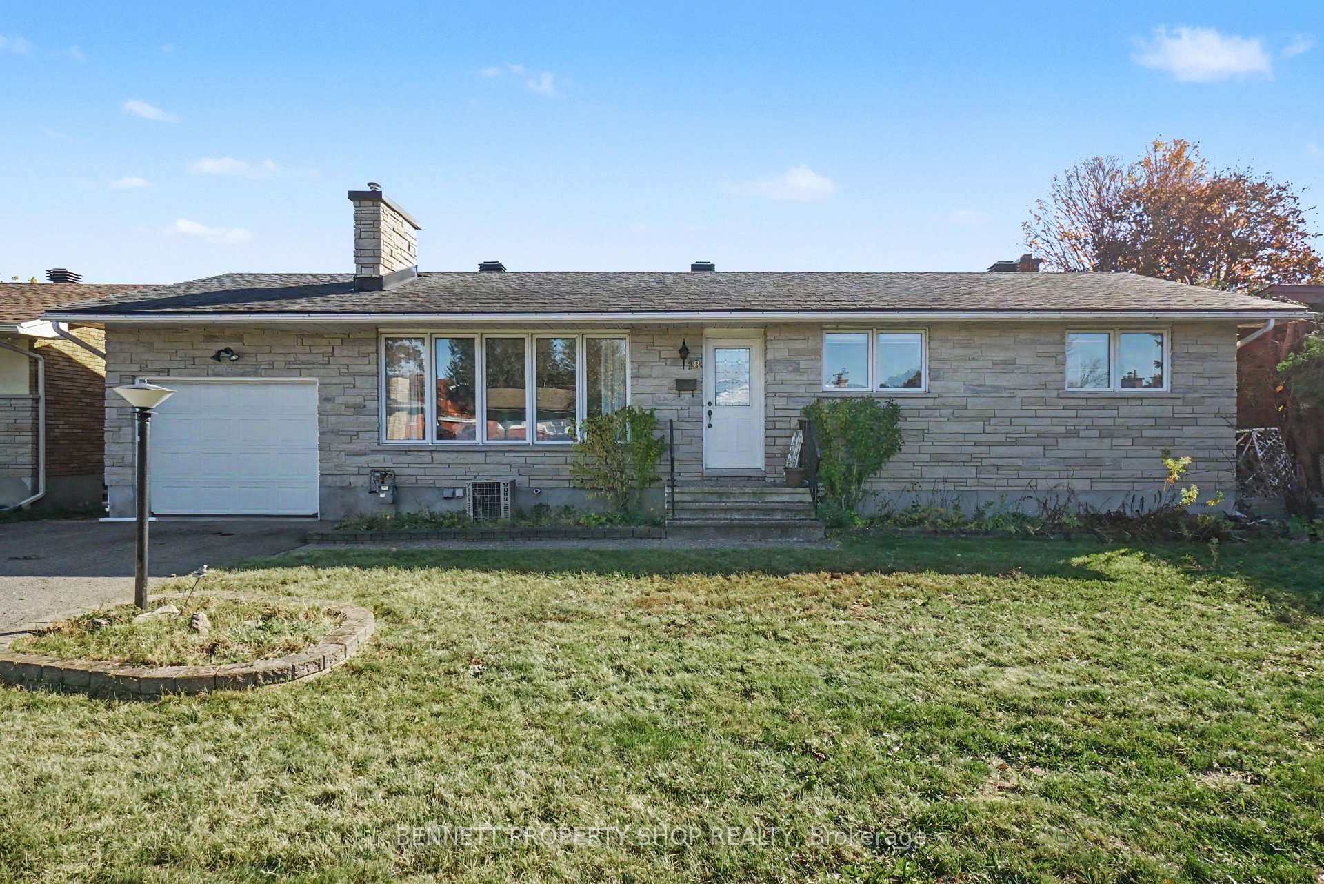Photo 1 of 18 Kingsbury Avenue, Ottawa, Meadowlands/Crestview — HOMEH