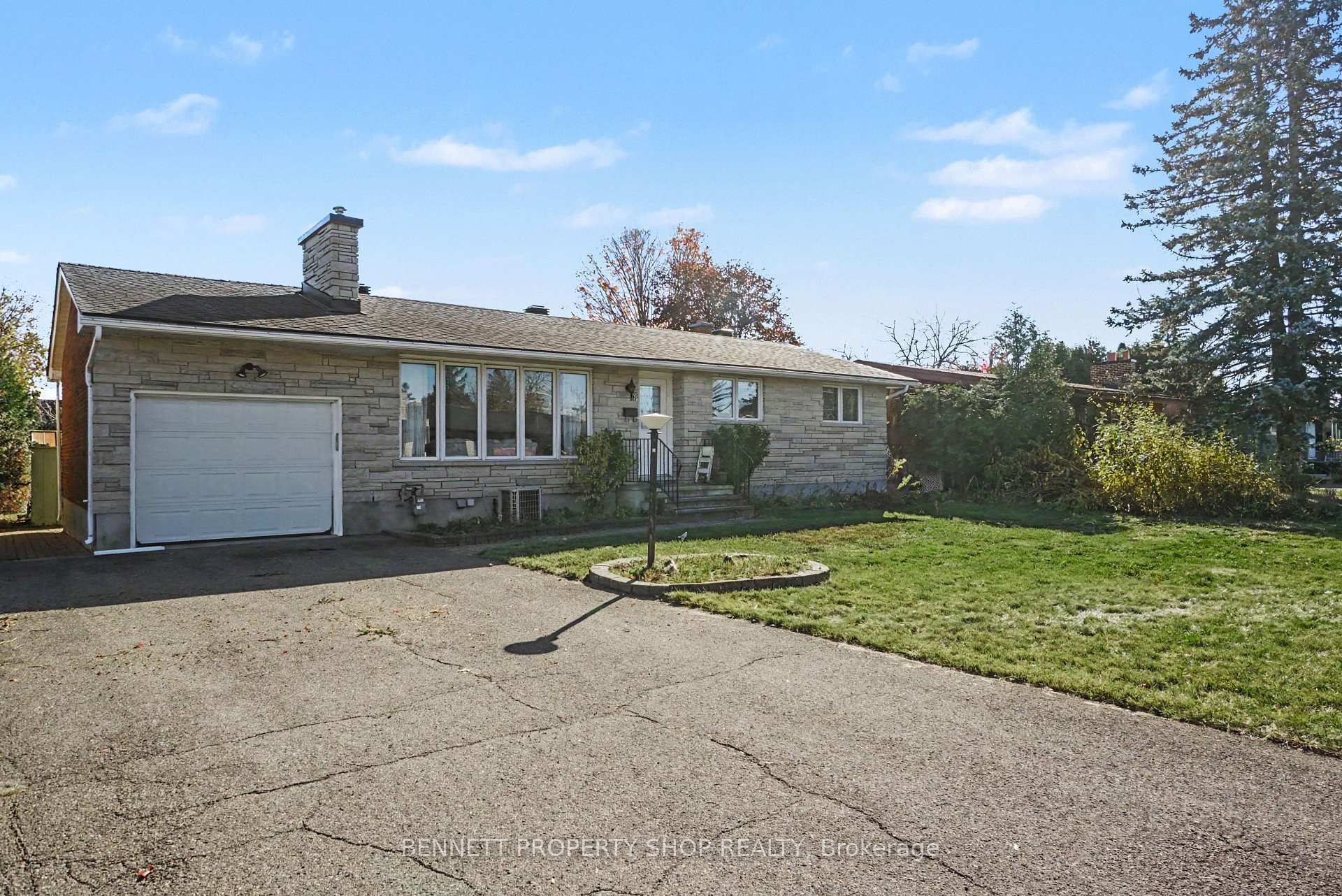 Photo 2 of 18 Kingsbury Avenue, Ottawa, Meadowlands/Crestview — HOMEH