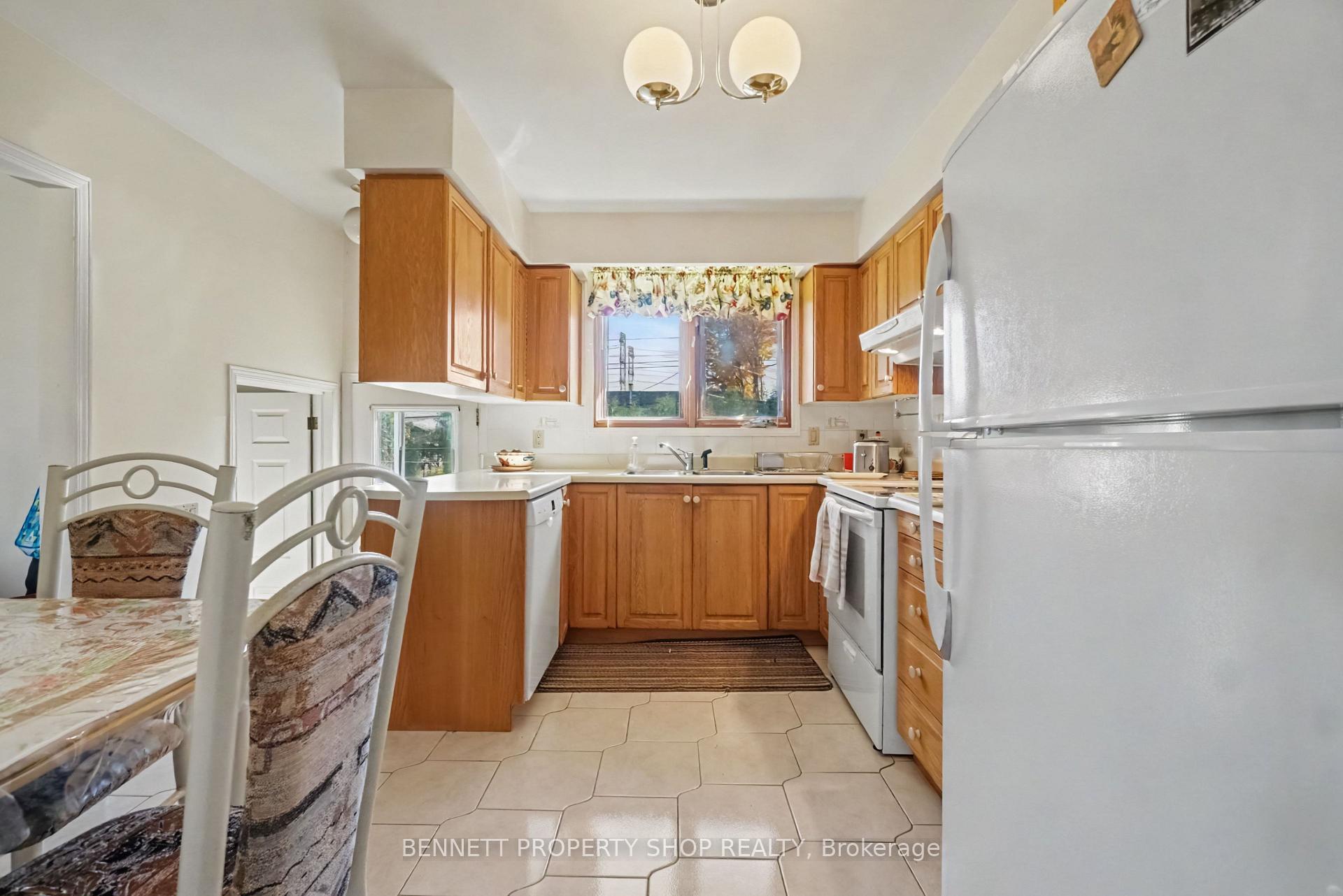 Photo 10 of 18 Kingsbury Avenue, Ottawa, Meadowlands/Crestview — HOMEH